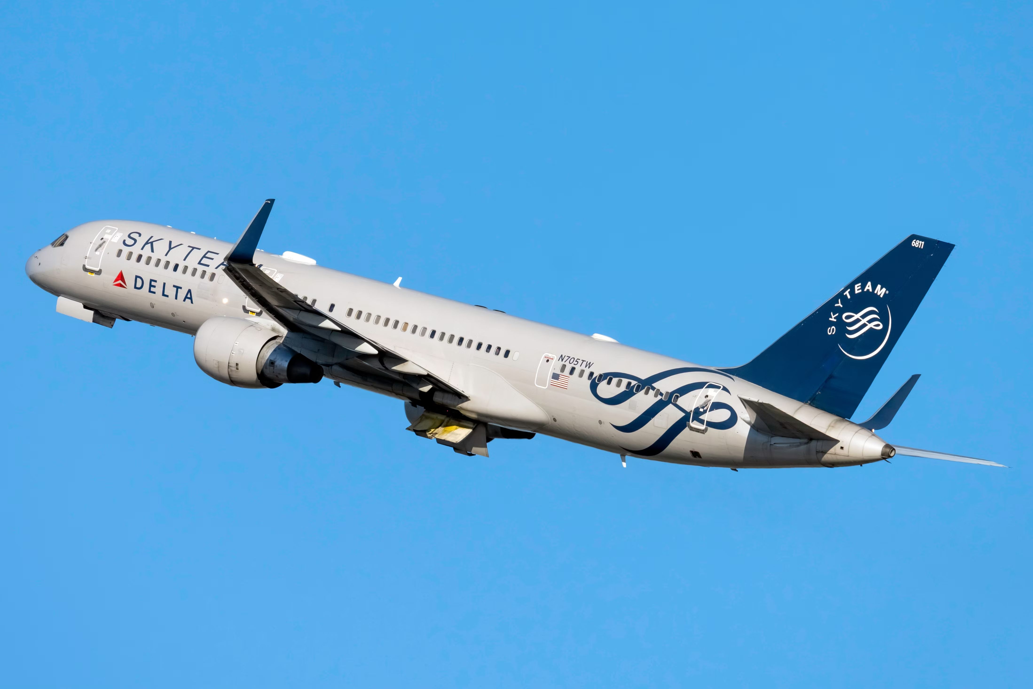 n705tw-delta-air-lines-skyteam-livery-boeing-757-231-1
