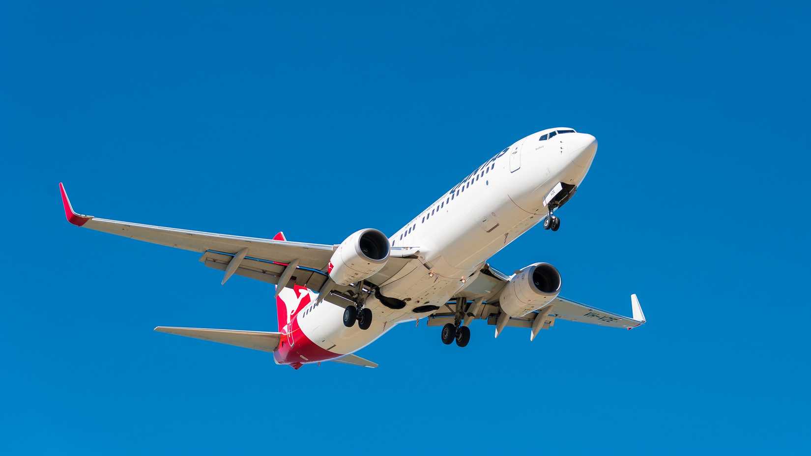 Qantas Boeing 737-800 landing at Hobart