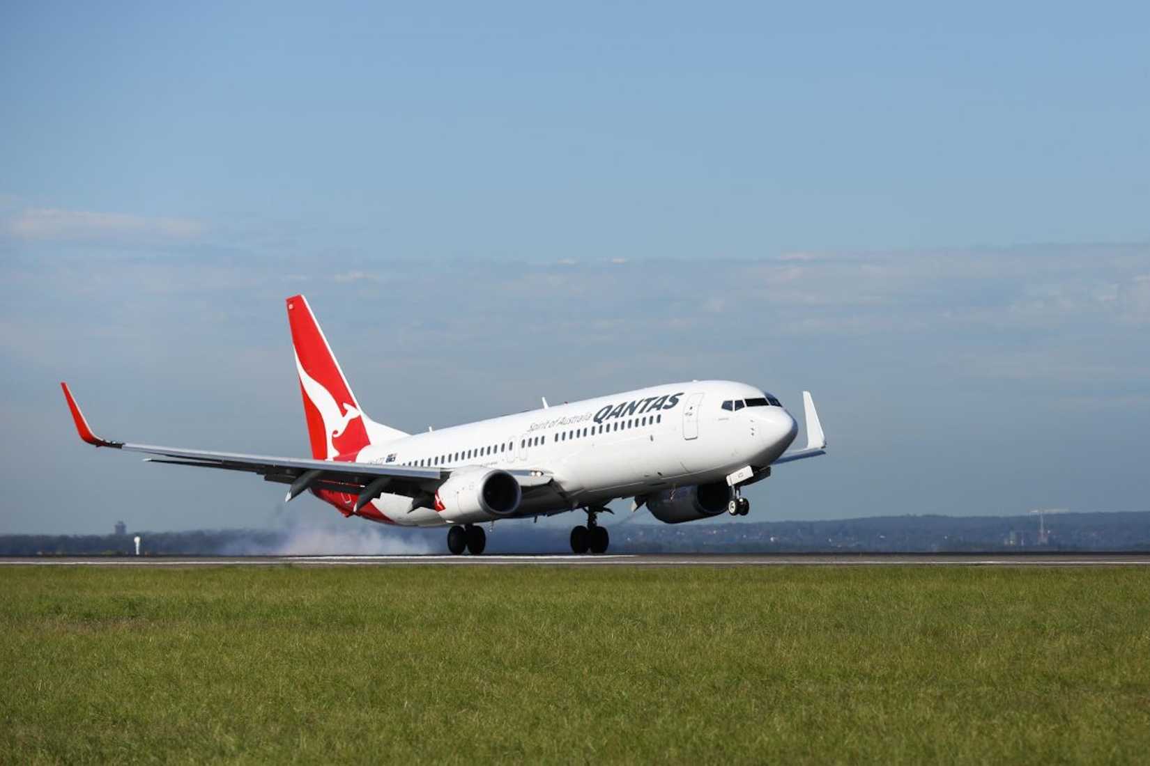 Qantas Boeing 737 Engine Failure On Takeoff And Airfield Fire at Sydney ...