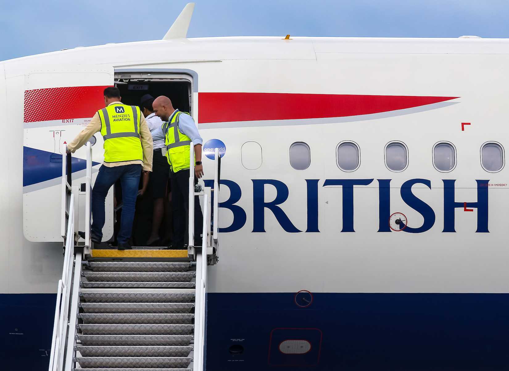 Ramp agents attending a British Airways Airbus A321