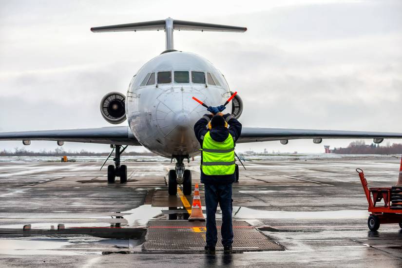 Wfs Hand Signals Ramp 5 Key Aircraft Marshalling Signals That Keep Aircraft & Workers Safe