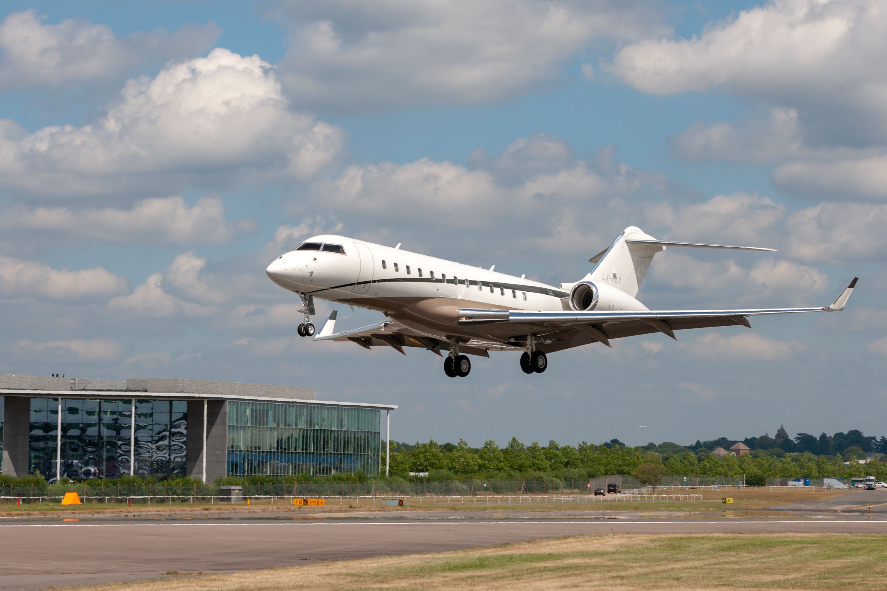 A Bombardier Global Express XRS about to land.