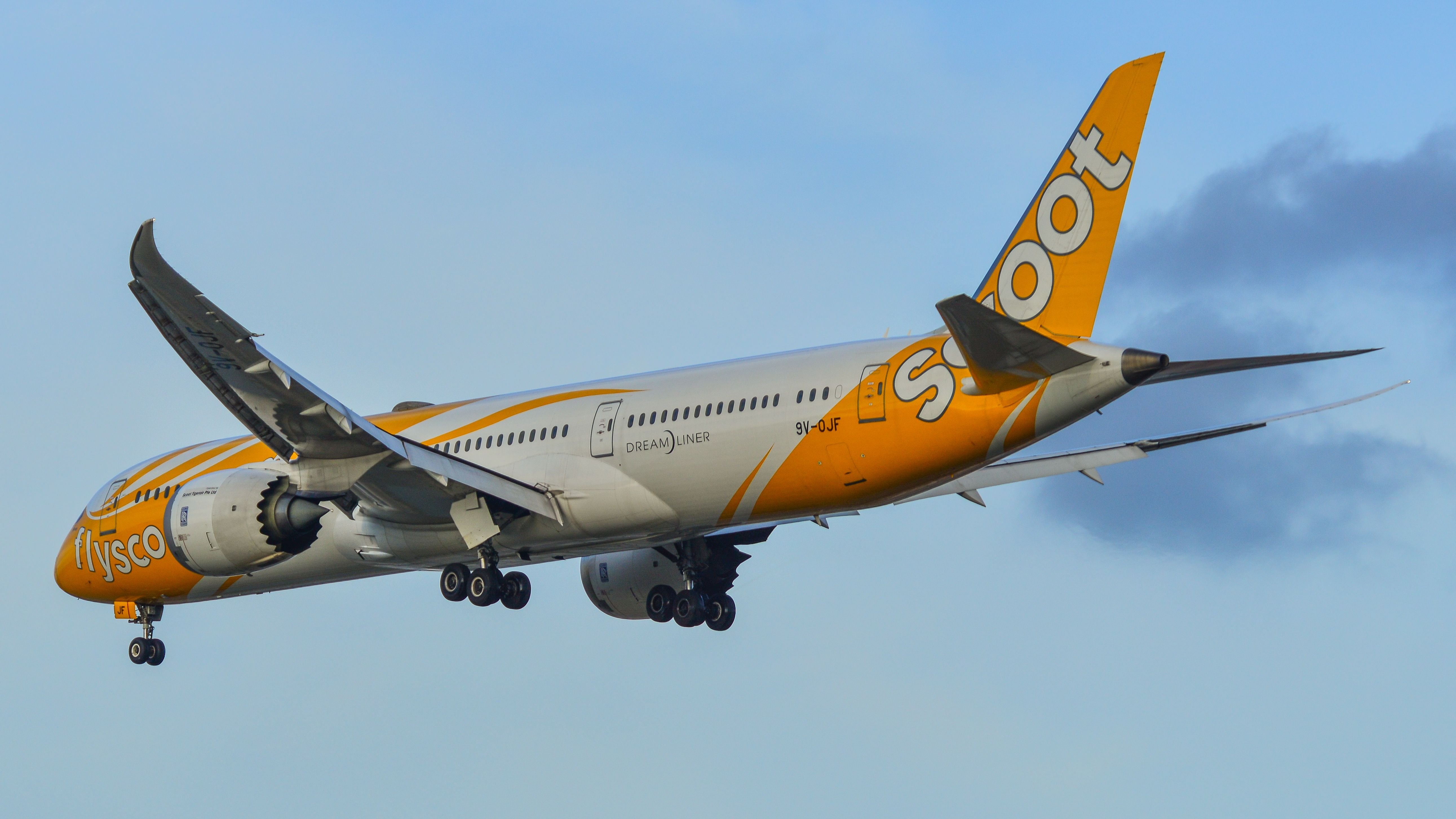 スンバ島イカット5 Scoot Boeing 787 Gets F15 Escort Following Bomb Threat