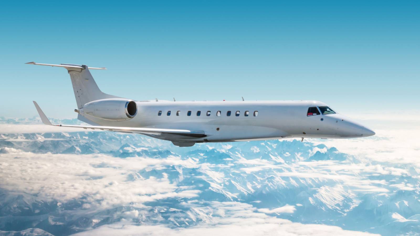 6 Reasons Private Jets Fly Higher Than Commercial Aircraft