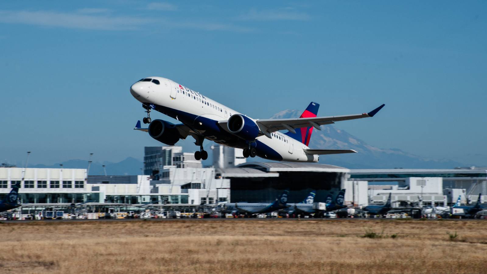 Flight Review: Alaska Airlines 737-700 Main Cabin vs. Delta Air Lines A220 Main Cabin