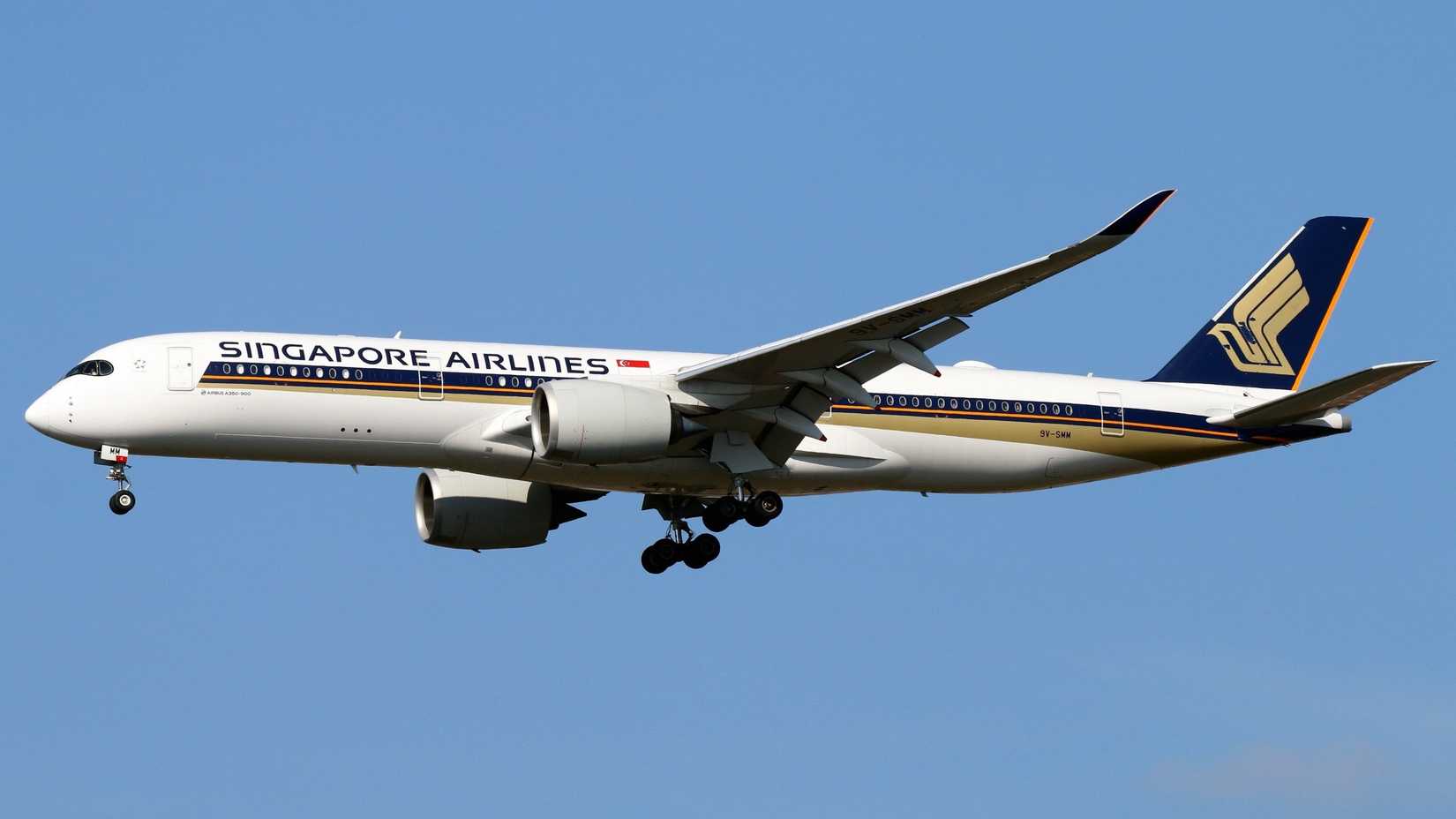 Singapore Airlines A350-900 landing