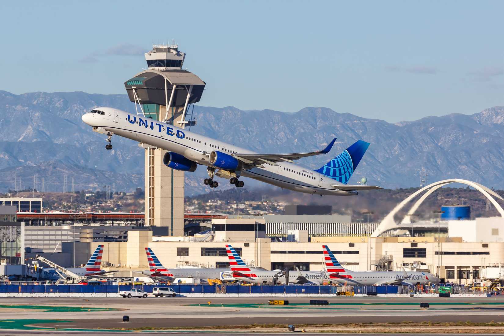 United Airlines Boeing 757 departing LAX