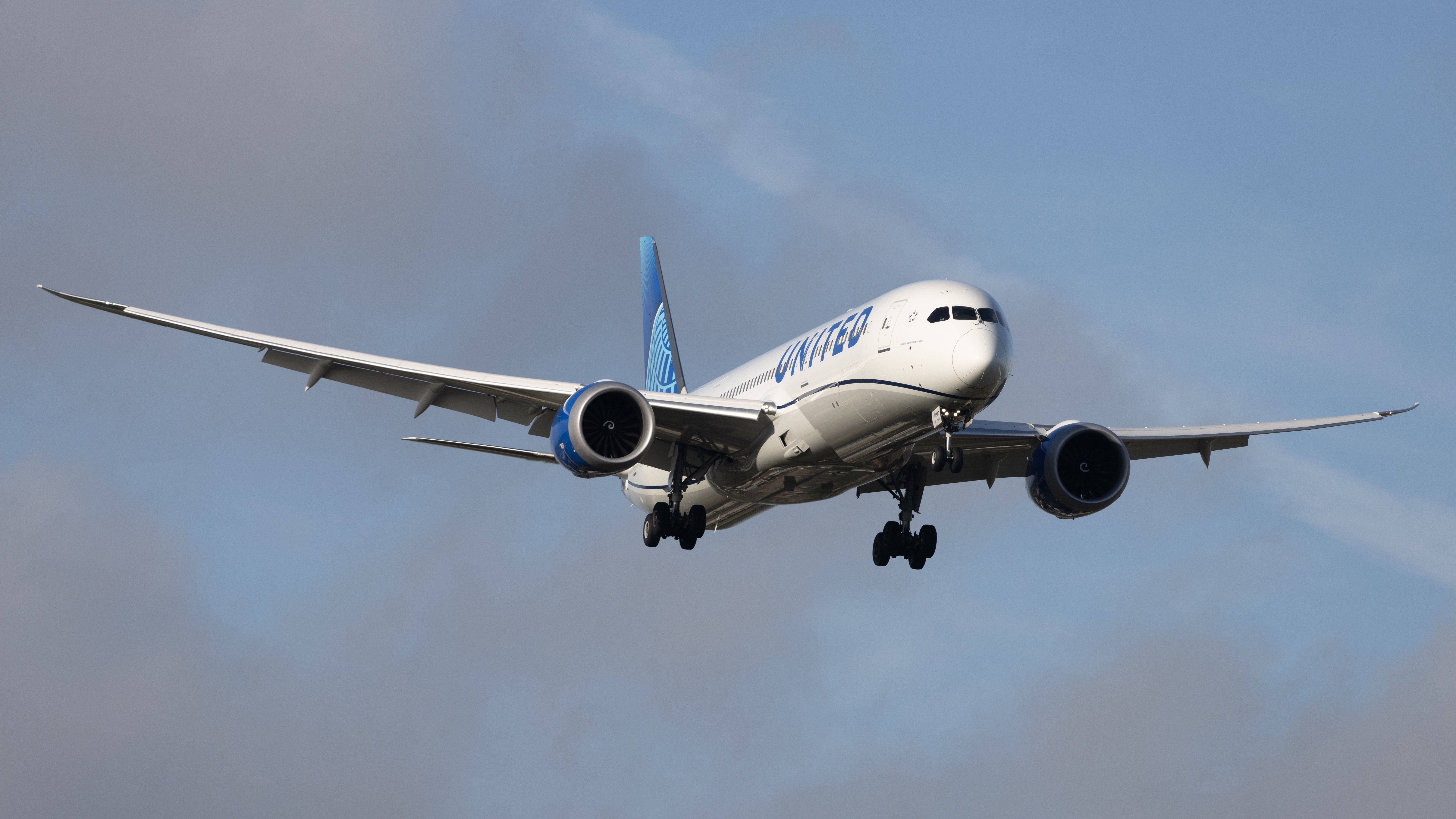 United Boeing 787-9 on final approach