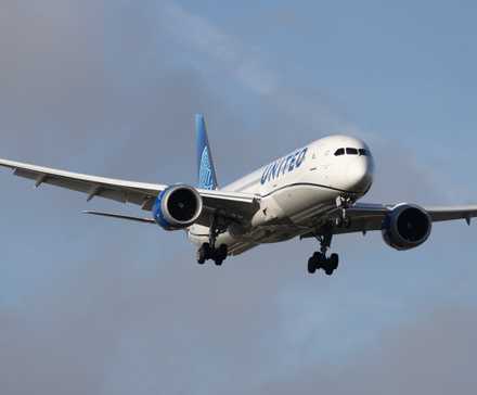 United Boeing 787-9 on final approach