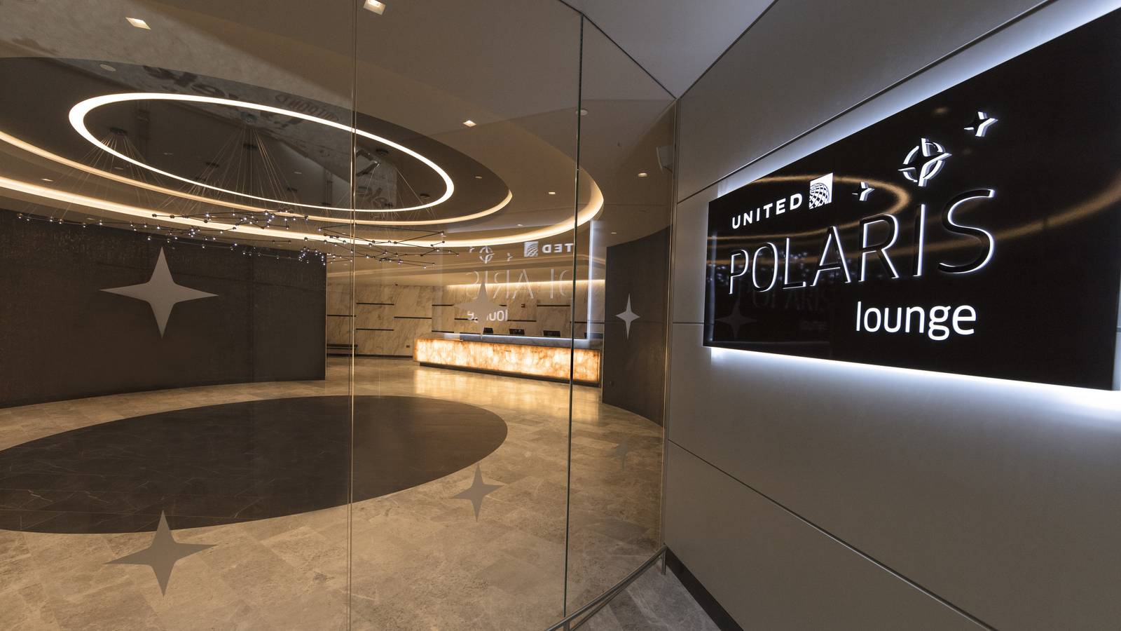 How To Access The United Polaris Lounge