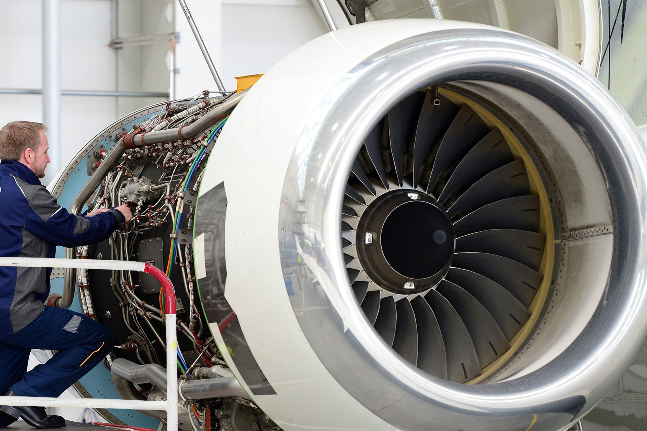 Which Way Do Airplane Engines Spin?