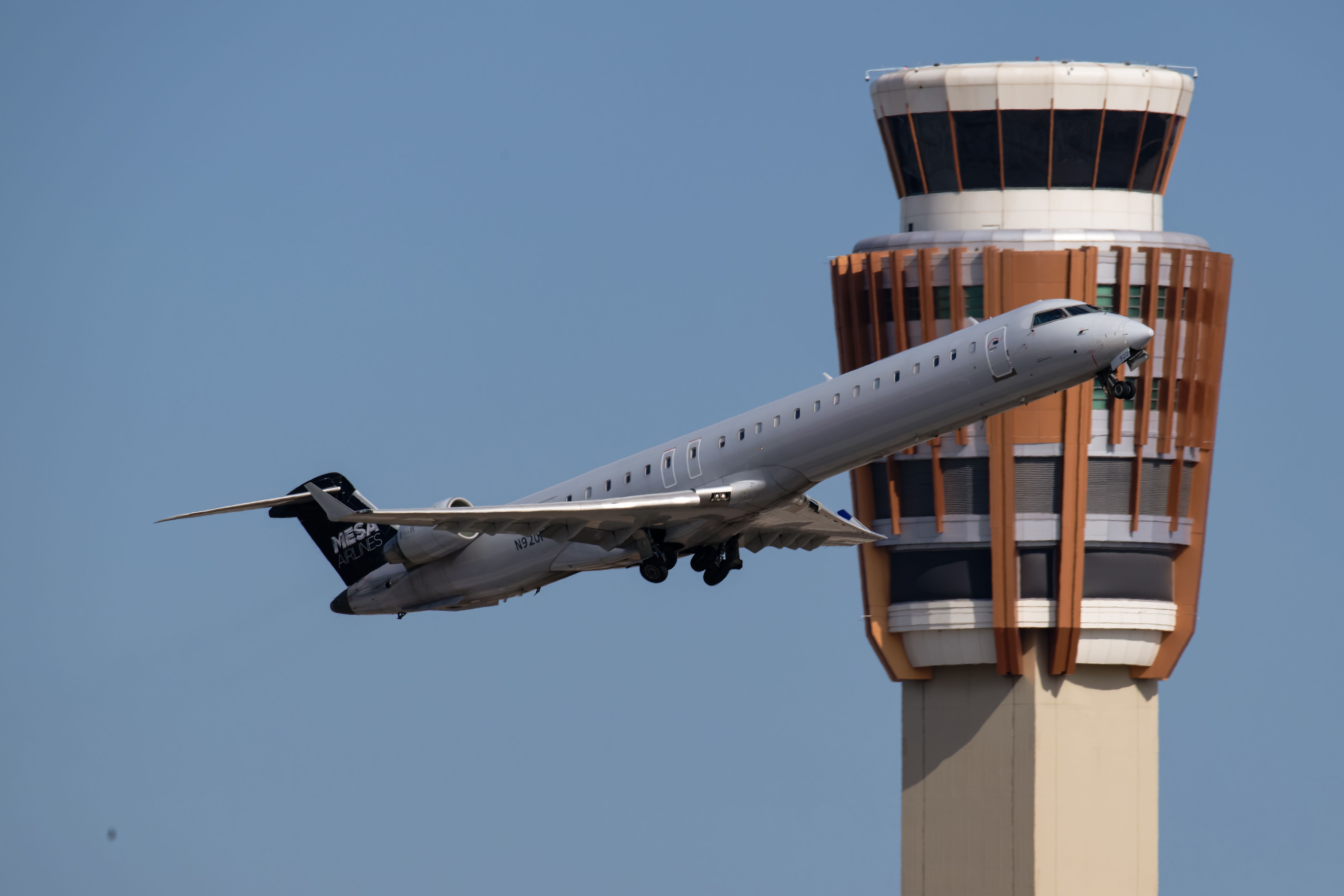 Mesa Airlines CRJ900 Returns To Houston Due To Cabin Pressurization Problem