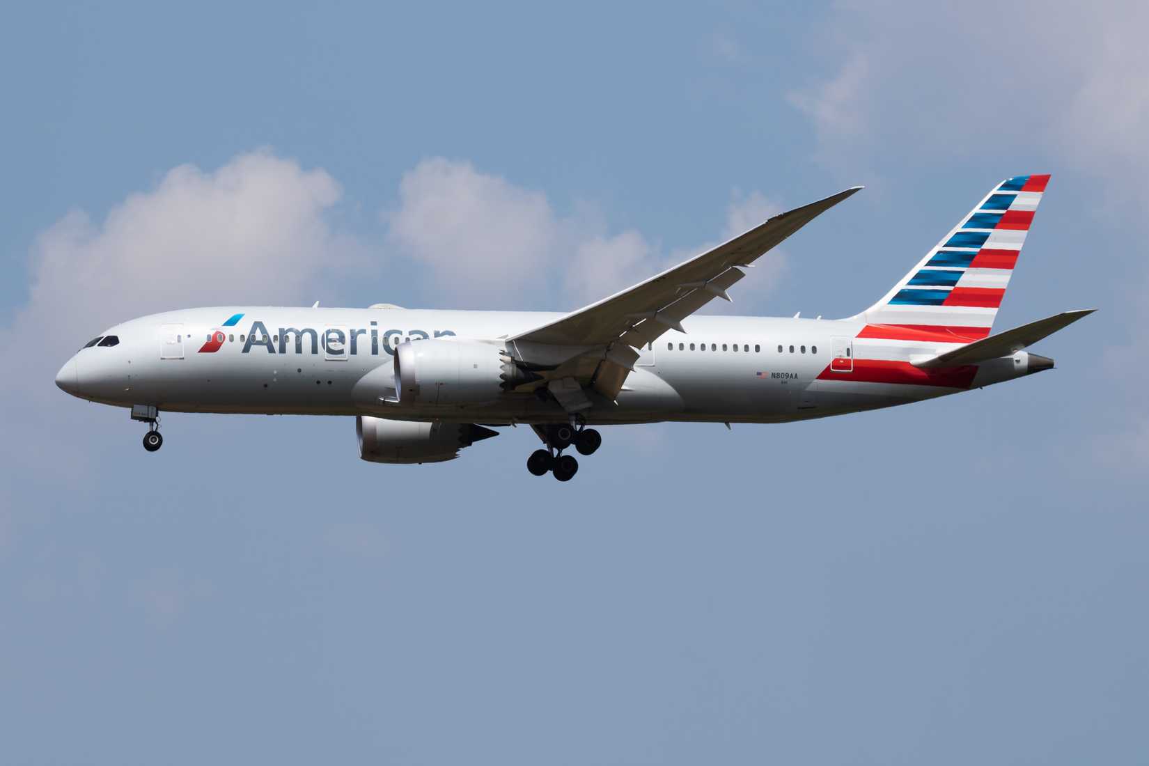An American Airlines Boeing 787-8 Dreamliner landing at Heathrow