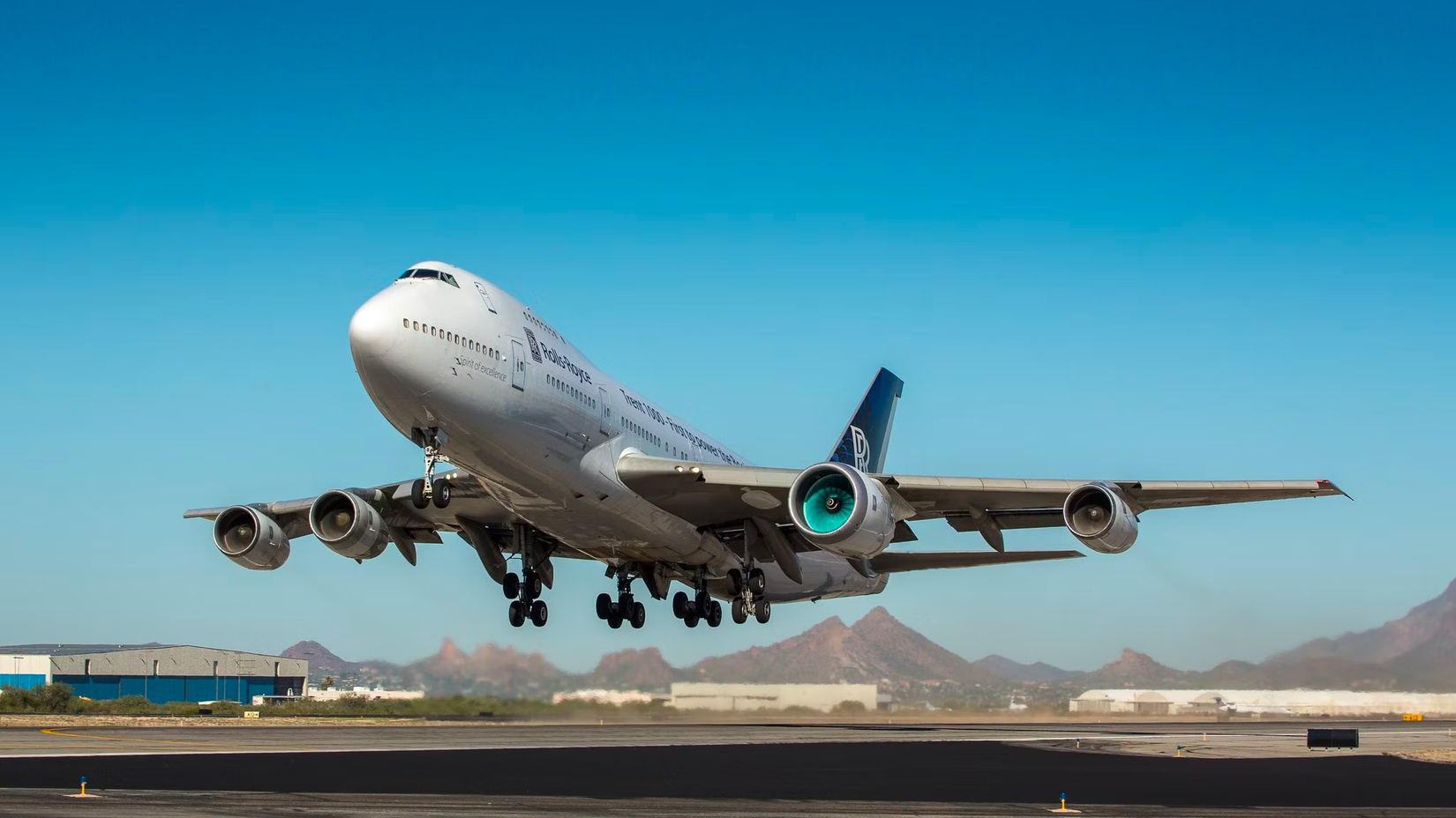 A Rolls-Royce ultrafan on test flight with boeing 747