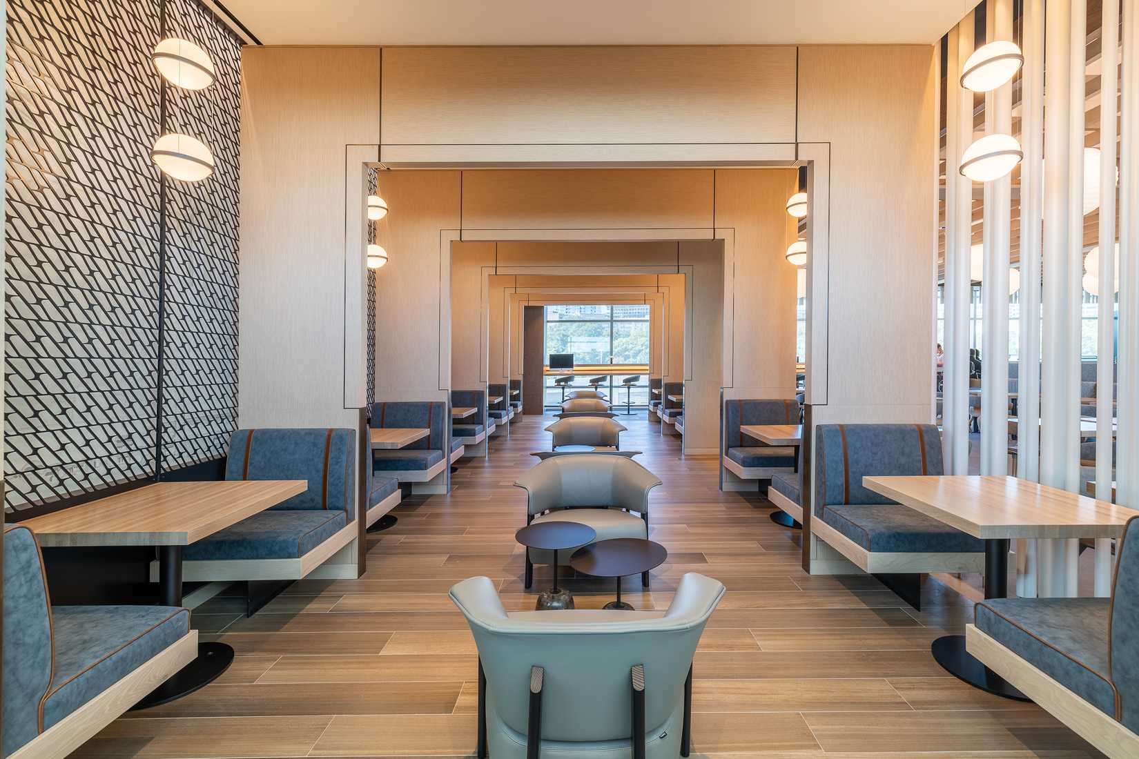 All The Ways To Access American Airlines' Admirals Club