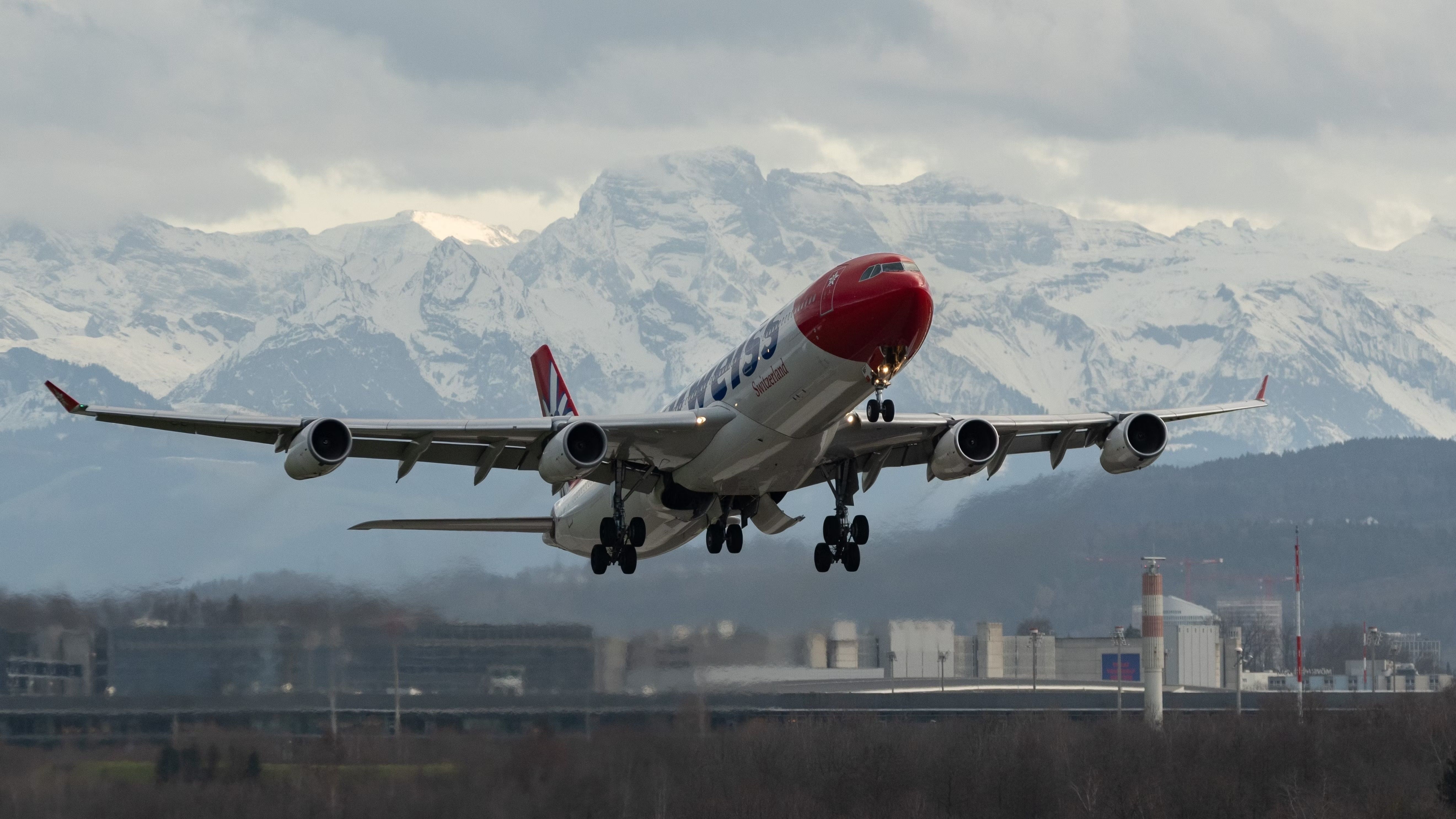 Edelweiss Airbus A340 Sinks Toward Runway After Takeoff
