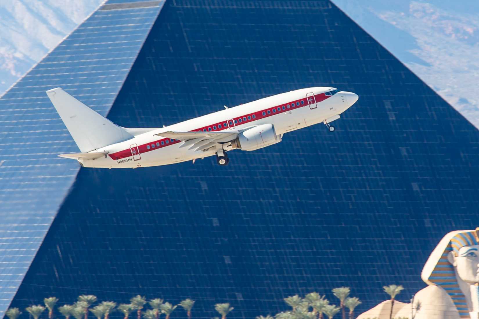 Janet Boeing 737-600 departing
