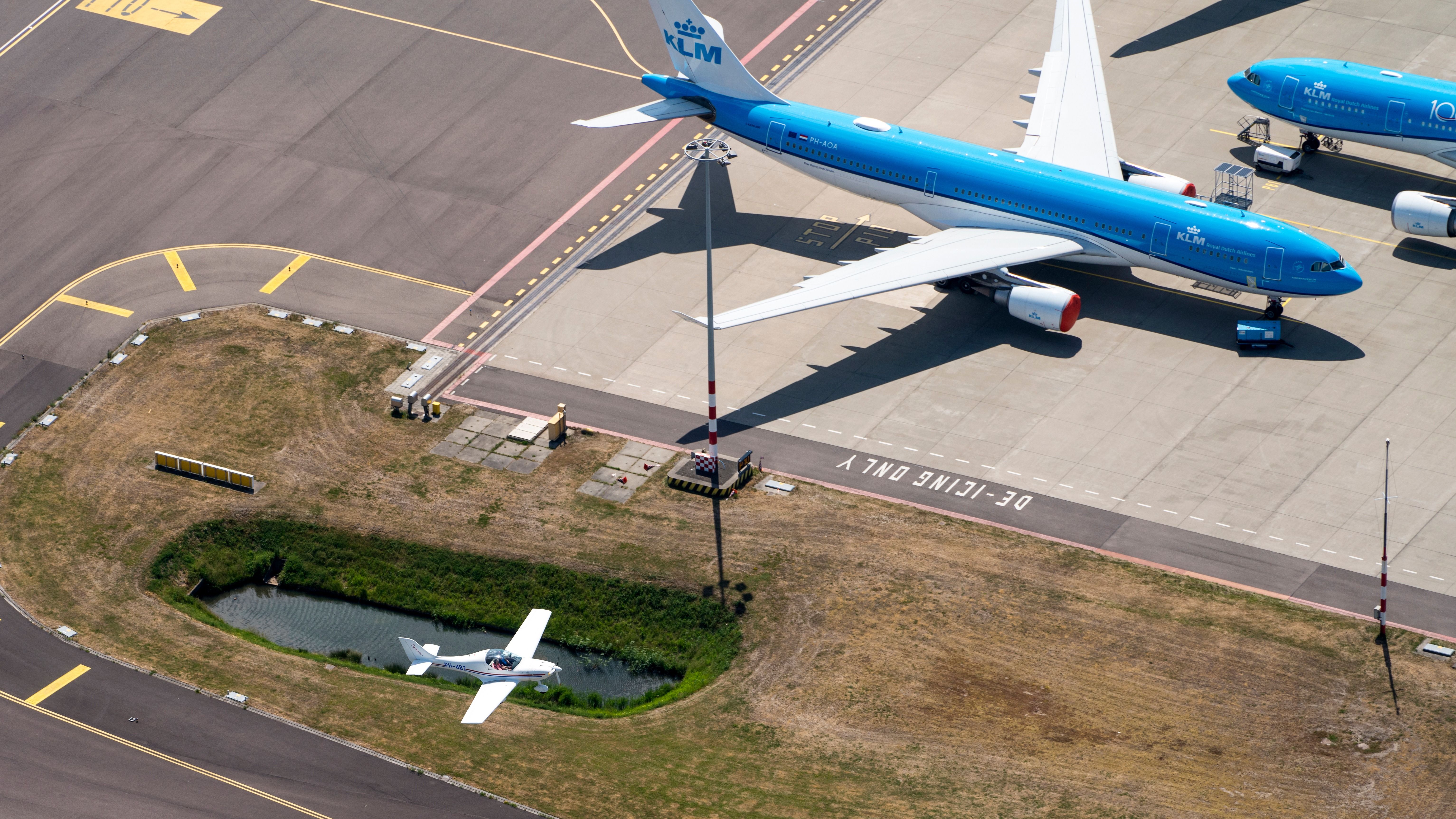 Ouch: Houston-Bound KLM Airbus A330-200 Suffers Bird Strikes In Both Engines