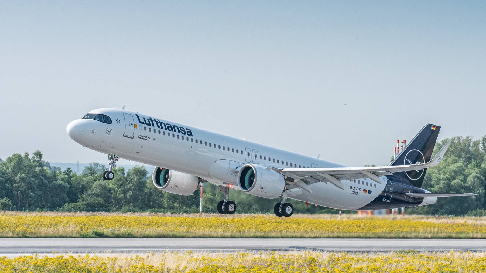 Lufthansa Will Offer Free Messaging & Cheaper WiFi On European Flights From January
