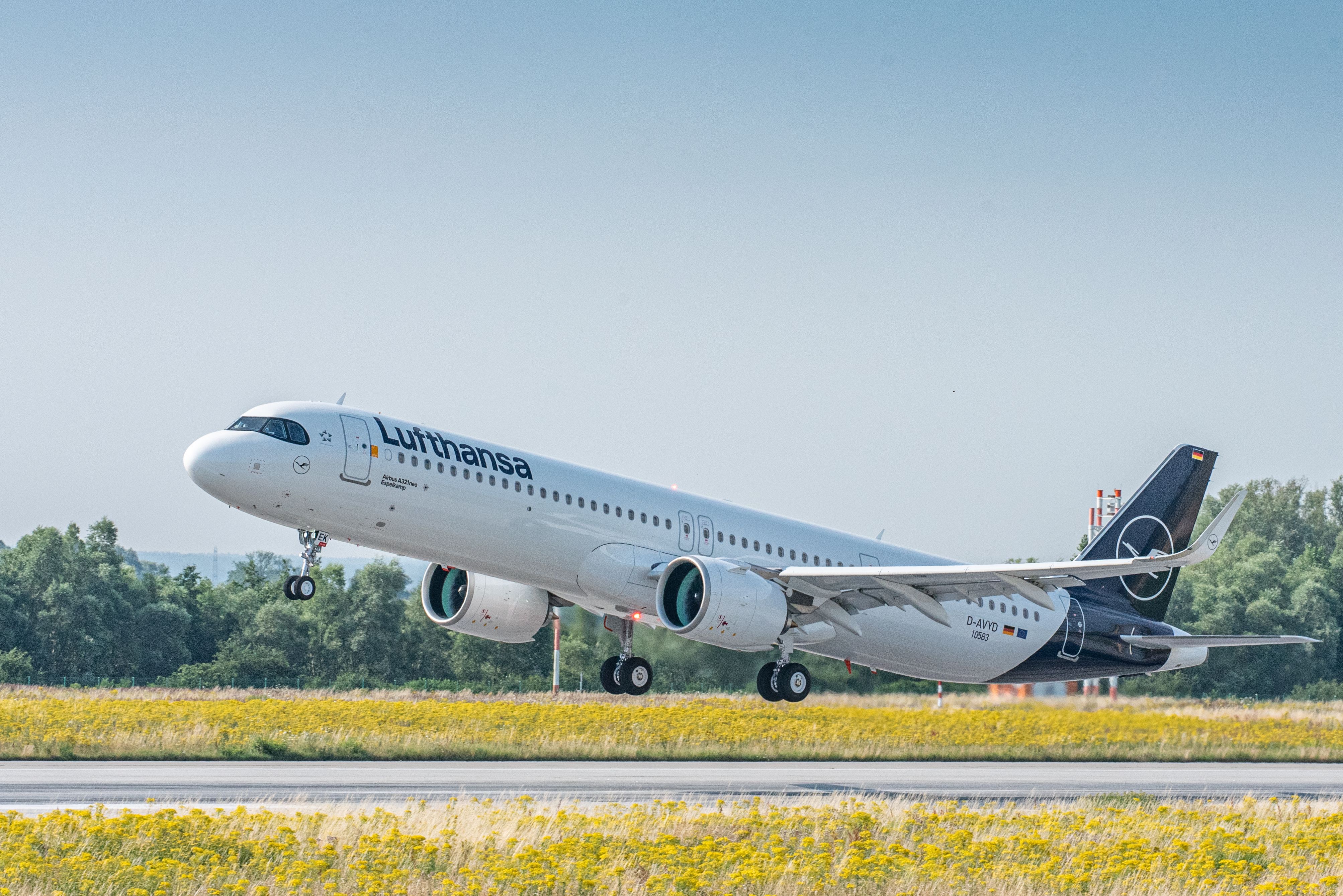 Lufthansa Will Offer Free Messaging & Cheaper WiFi On European Flights From January