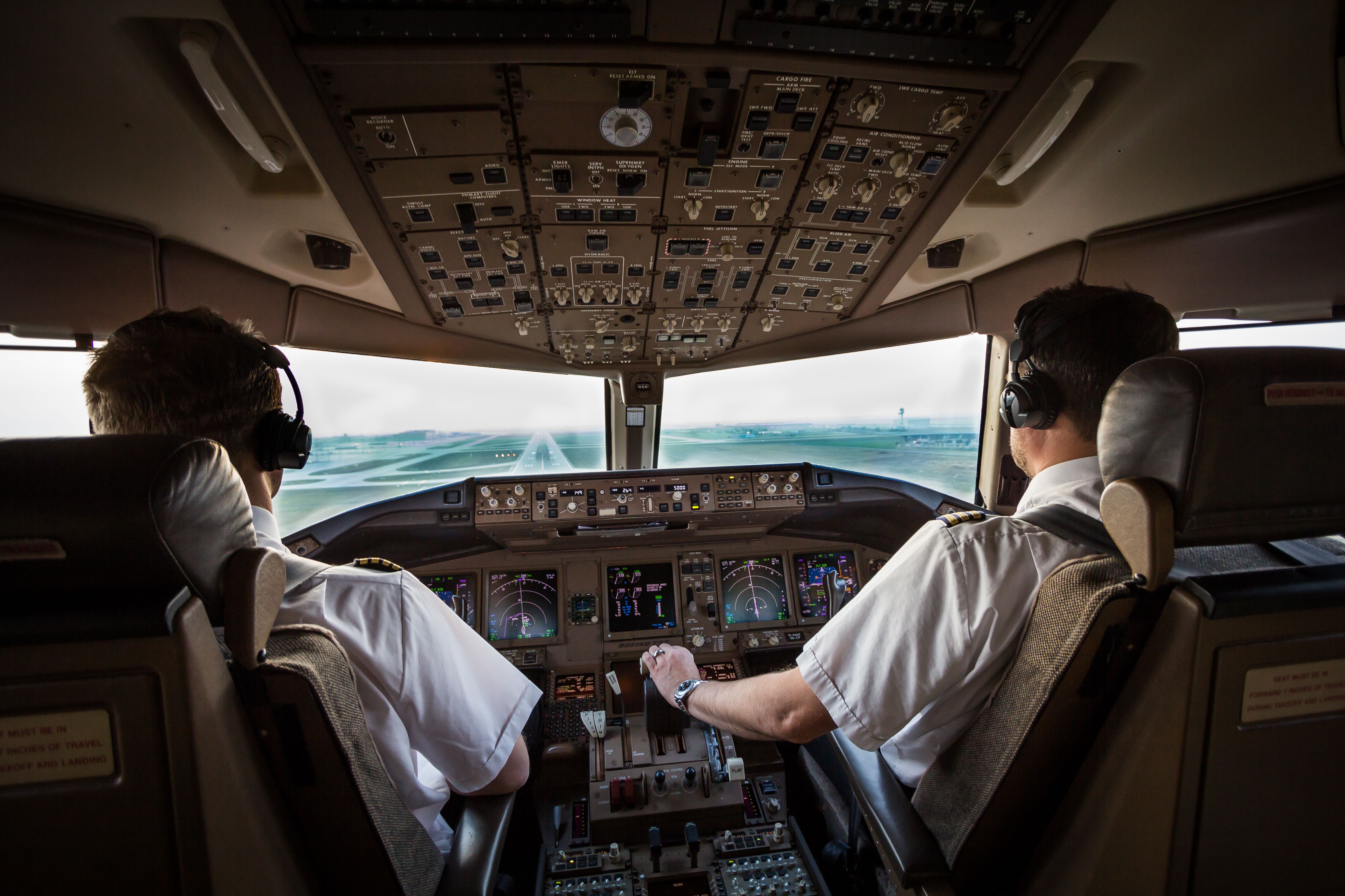 Explained: The Benefits & Drawbacks Of Contract Work For Pilots