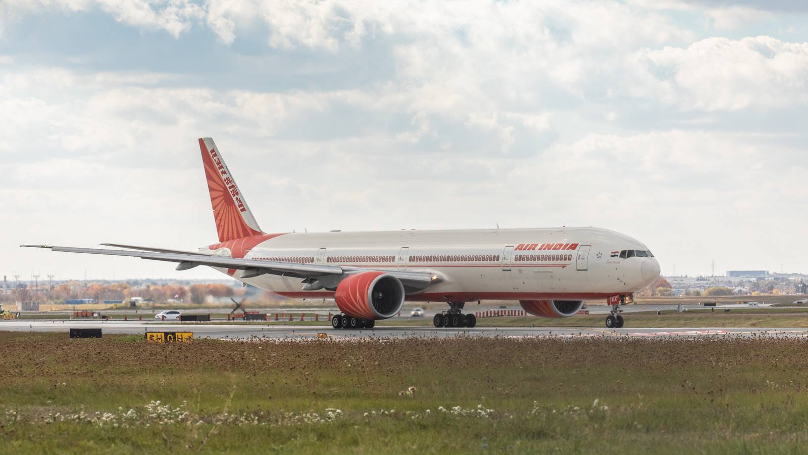 Mindblowing: Man Spends 10 Years Making Ridiculously Detailed Paper Airplane Boeing 777-300ER