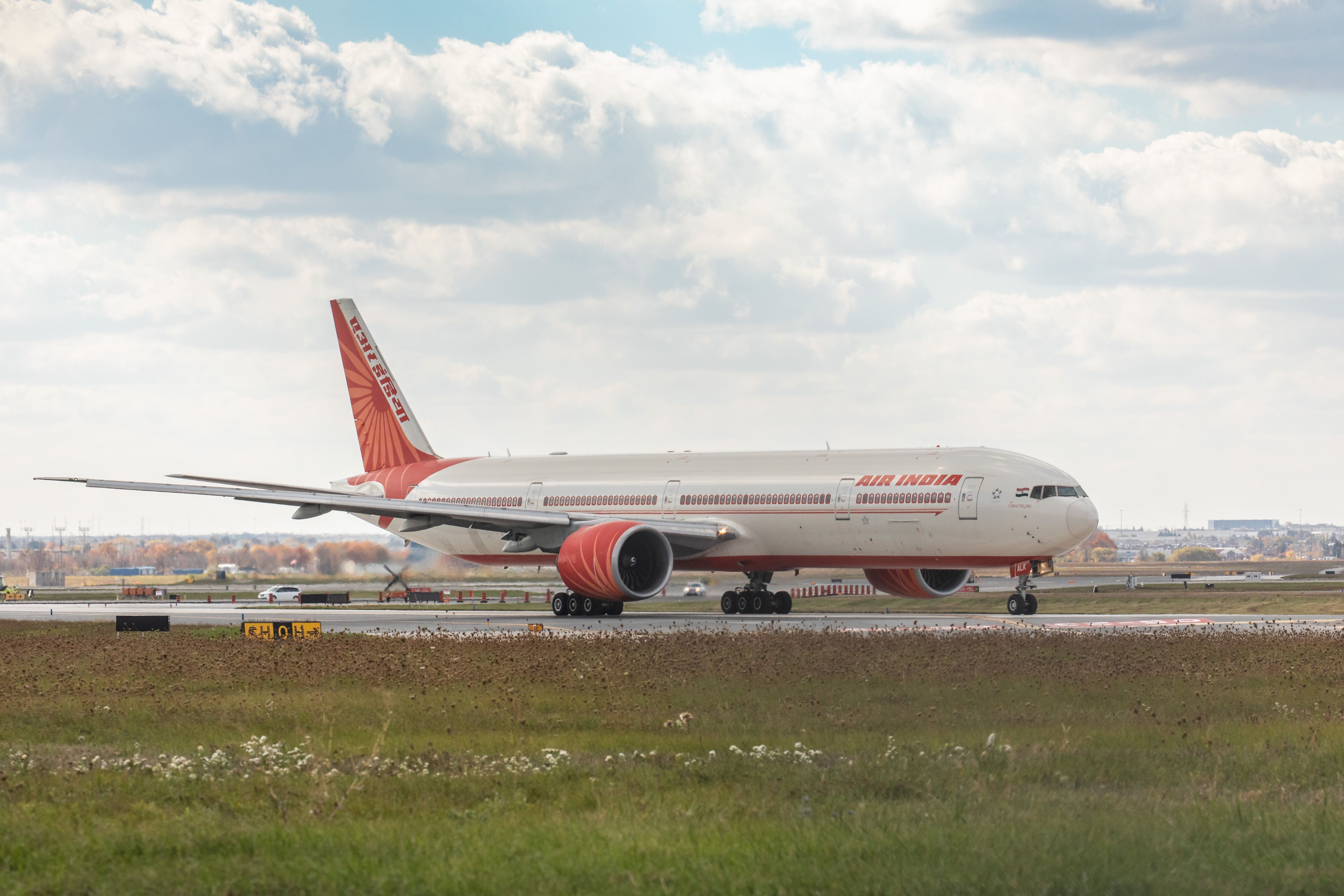 Mindblowing: Man Spends 10 Years Making Ridiculously Detailed Paper Airplane Boeing 777-300ER