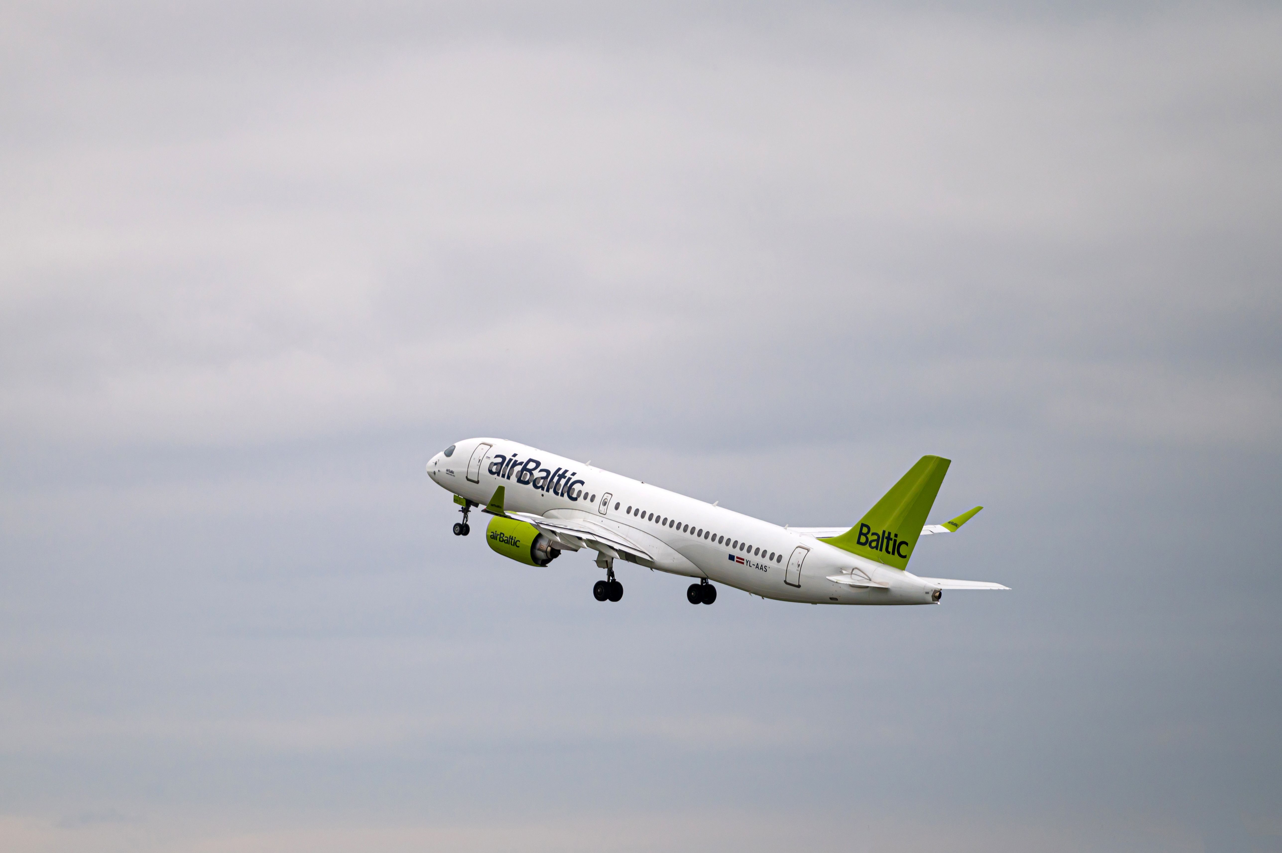 airBaltic Airbus A220 Flying For SWISS Returns To Zurich After 4 Landing Attempts In Düsseldorf