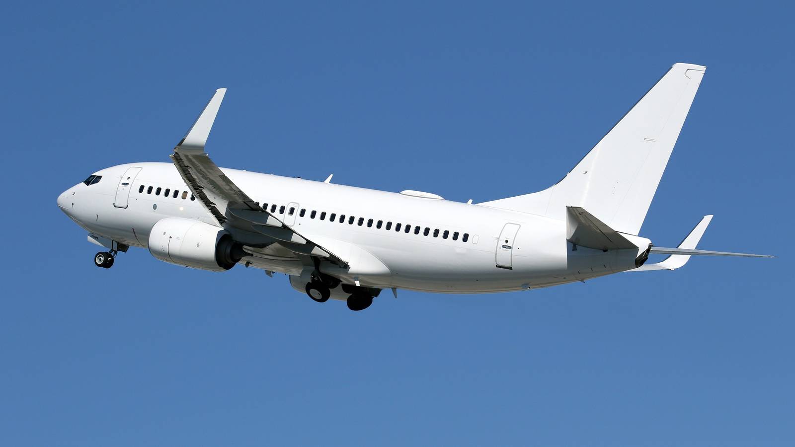 LAM Mozambique Boeing 737 Returns To Maputo After Cabin Depressurization Incident