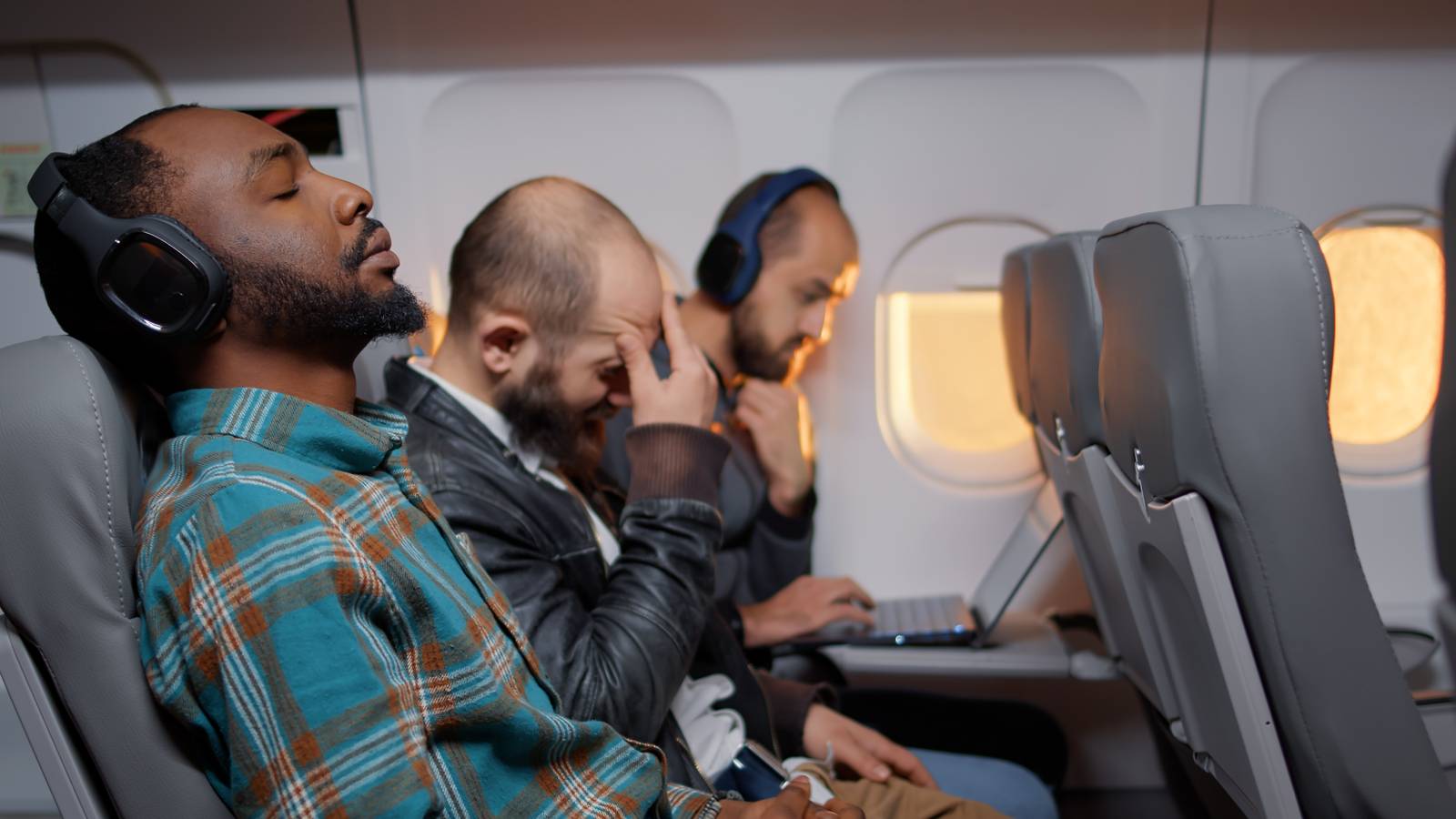 Are There Any Advantages To Sitting In The Middle Seat On A Plane?