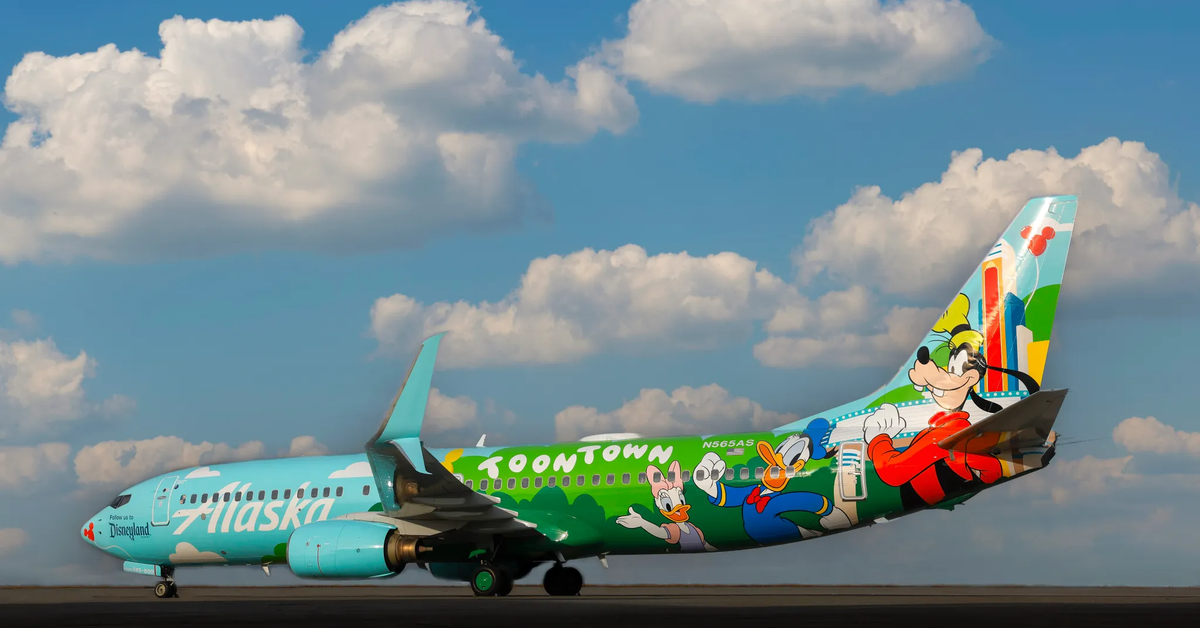 レア ディズニーランド50周年記念ペイント アラスカエアウェイ ボーイング737 sm_092123_mickeys-toontown-