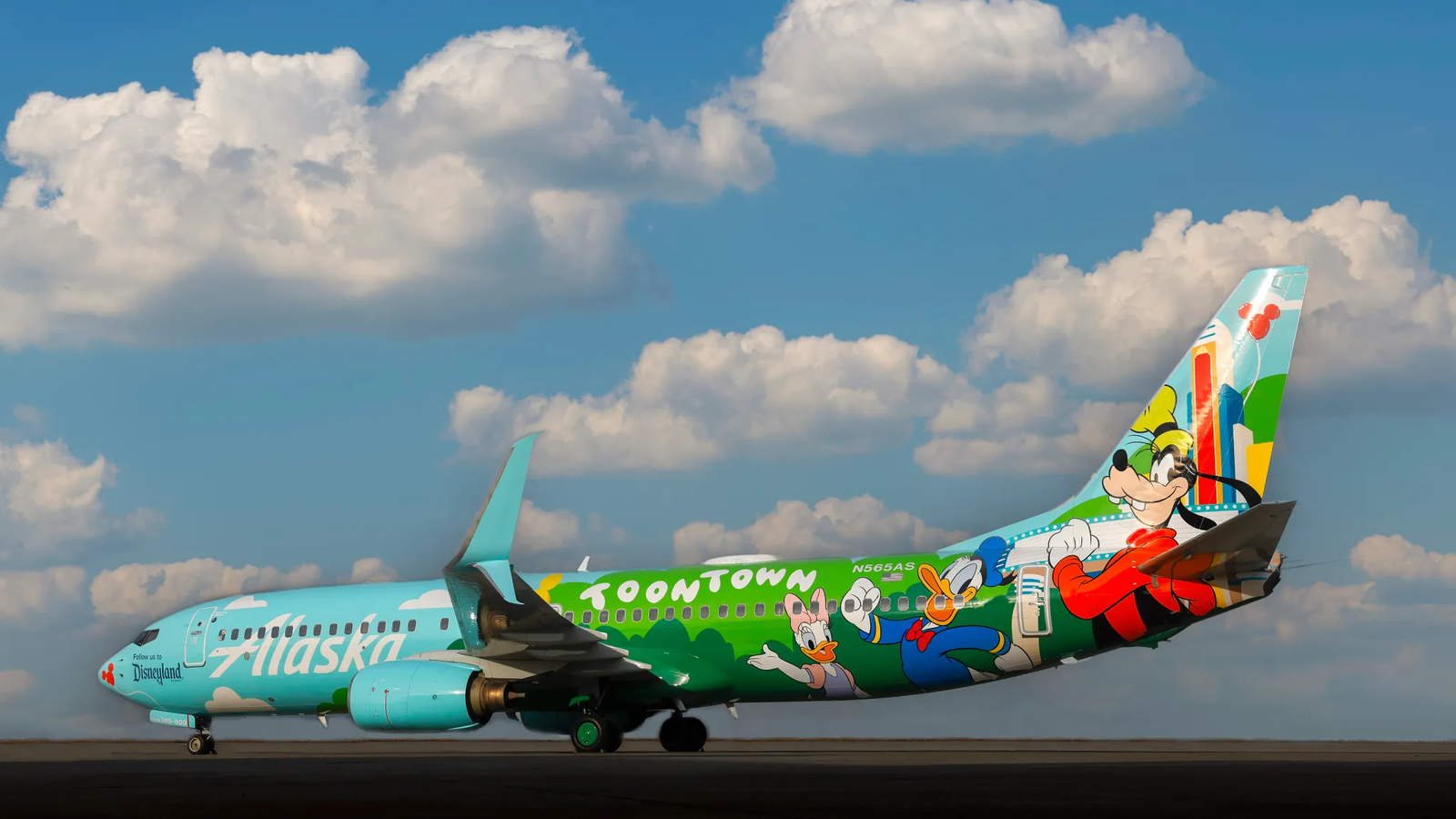ミッキー A Bit Goofy? Check Out Alaska Airlines' New Disneyland Boeing 737