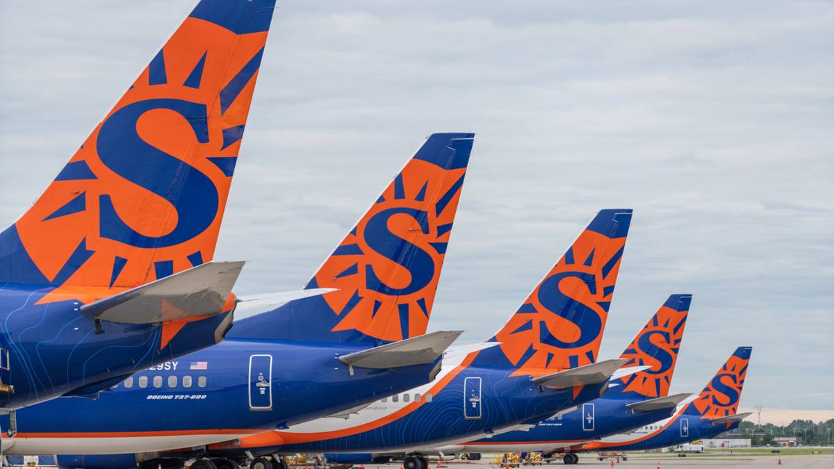 Sun Country Airlines Boeing 737-800 Returns To Phoenix After Engine Issues