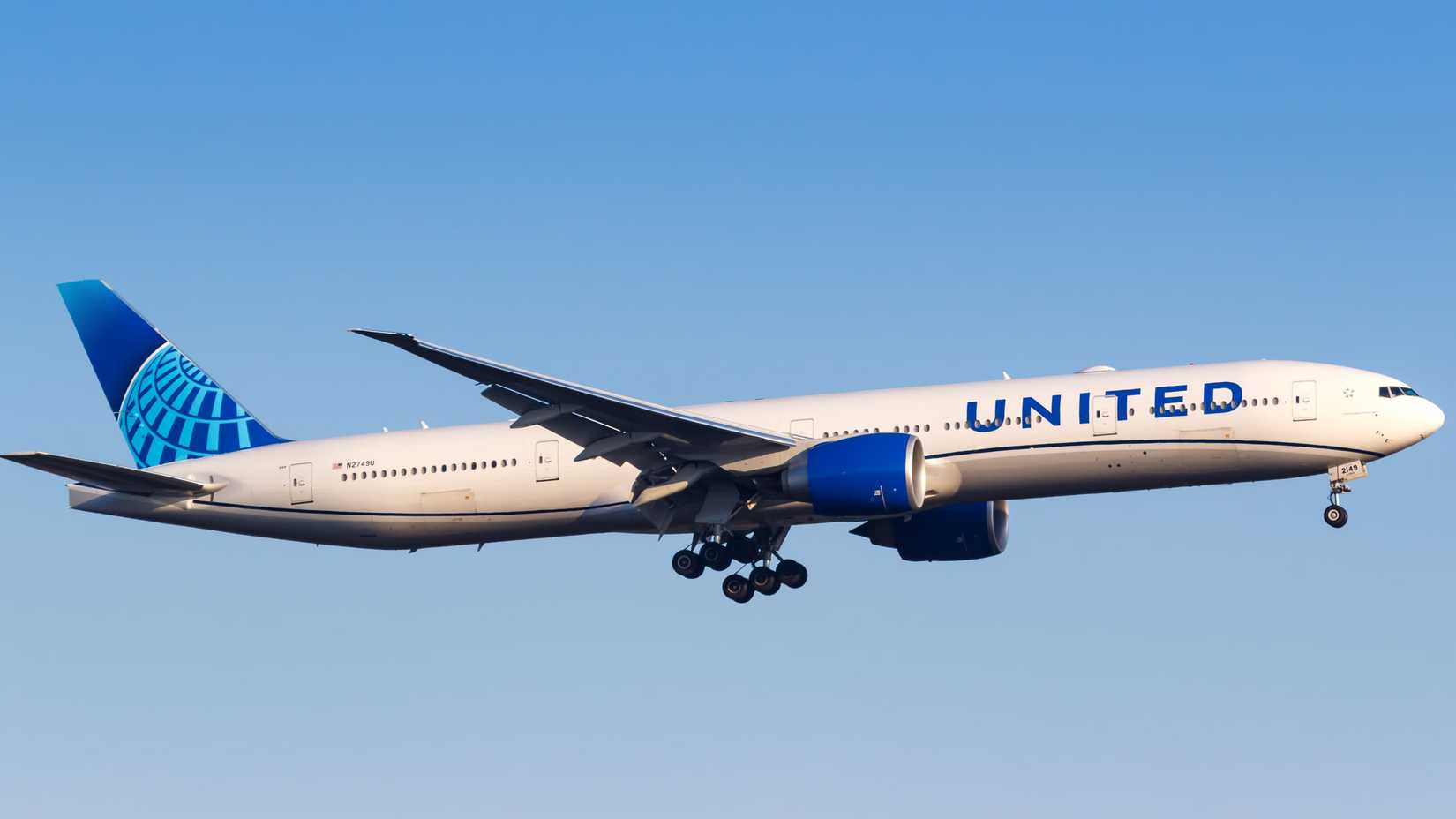 A United Airlines Boeing 777-300ER on final approach