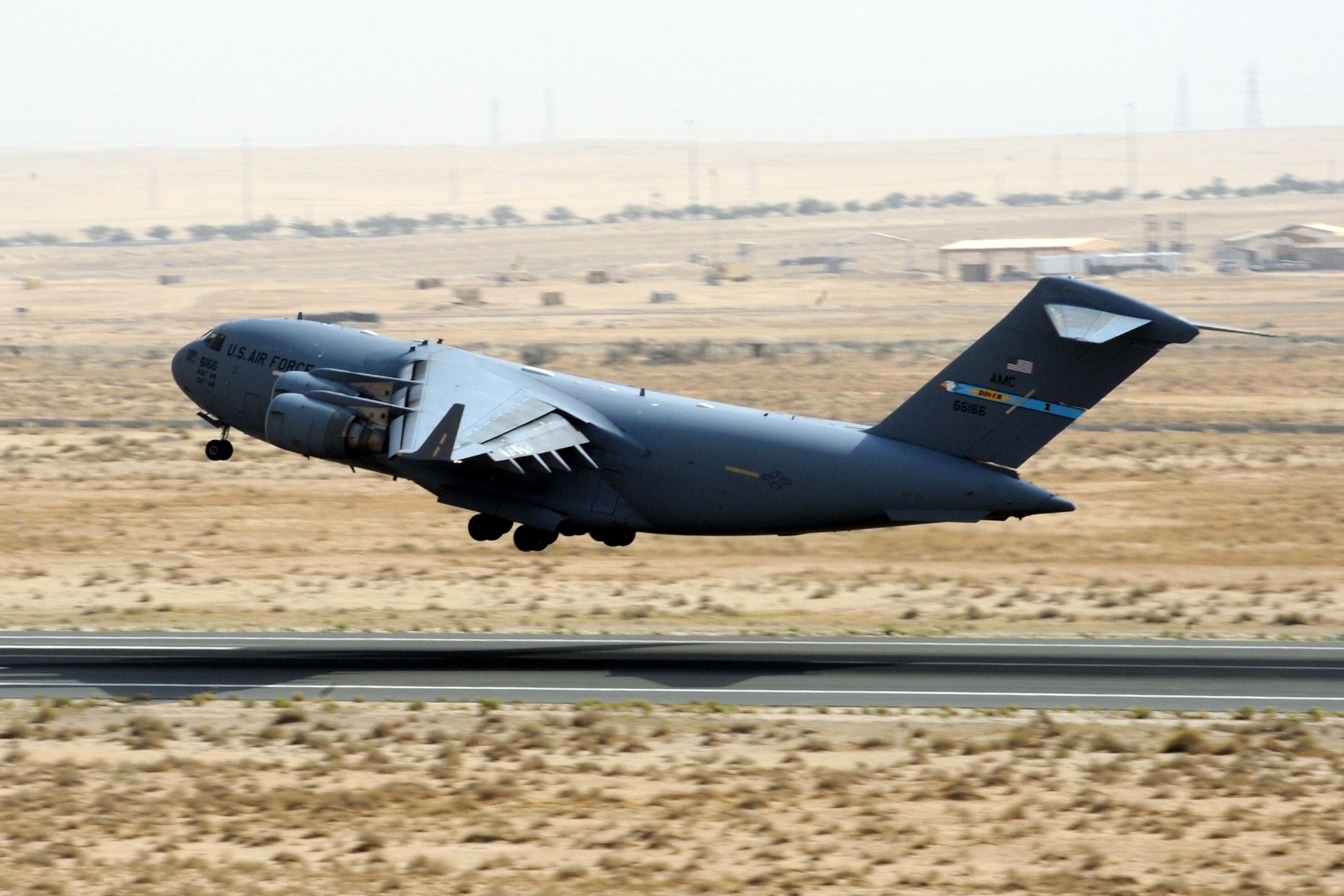 The C-17 Globemaster III Vs The C-5 Galaxy: What Sets These 2 Strategic Airlifters Apart?