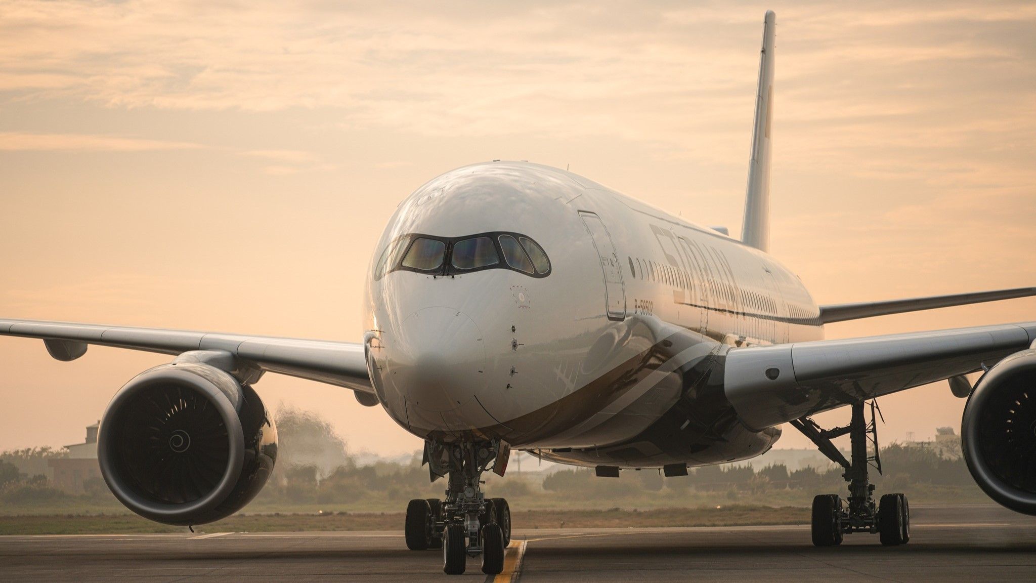 Starlux Lands Its Stunnining Airbus A350-900 In San Francisco For