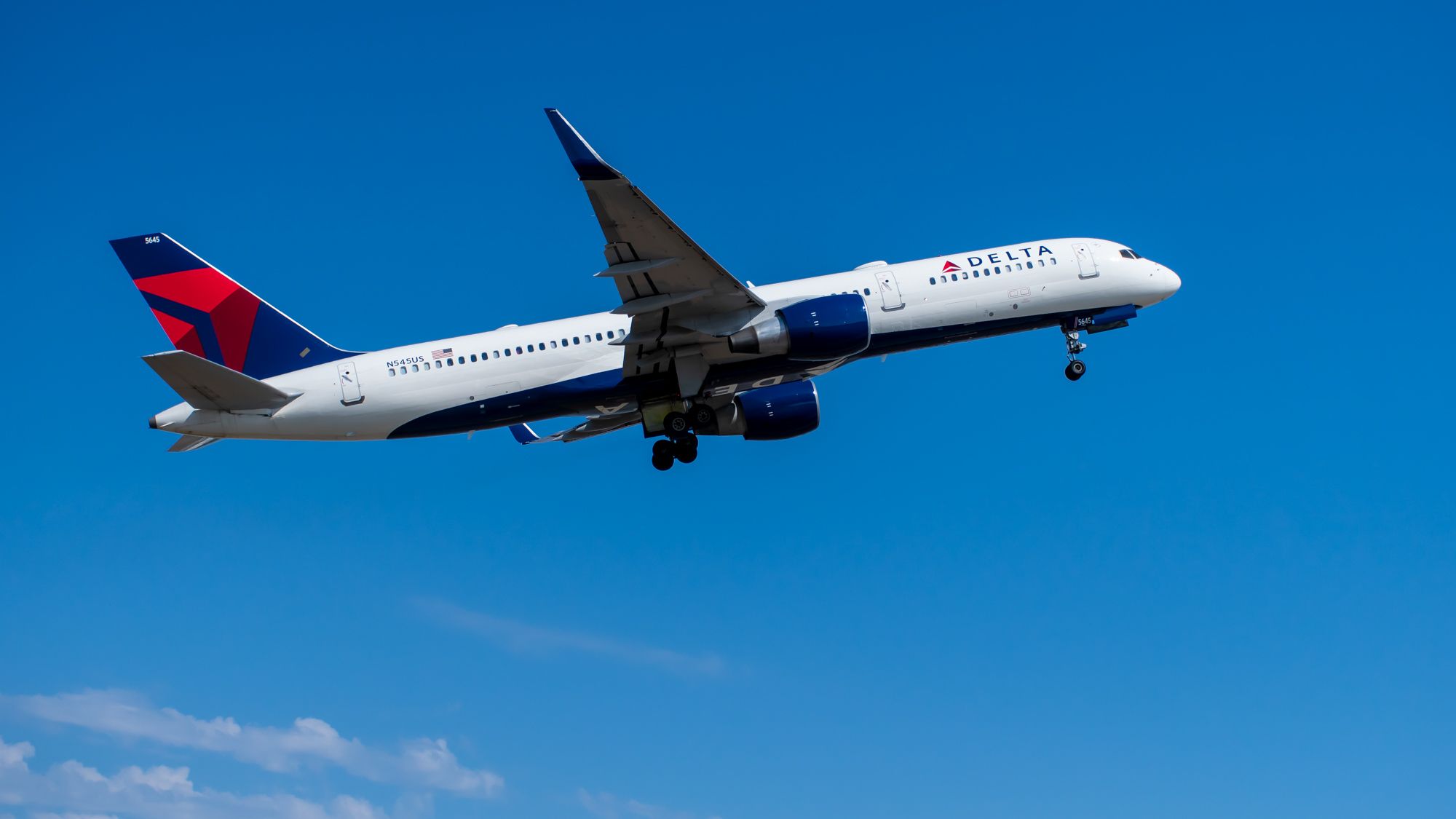 Delta Air Lines Boeing 757-251 departing.