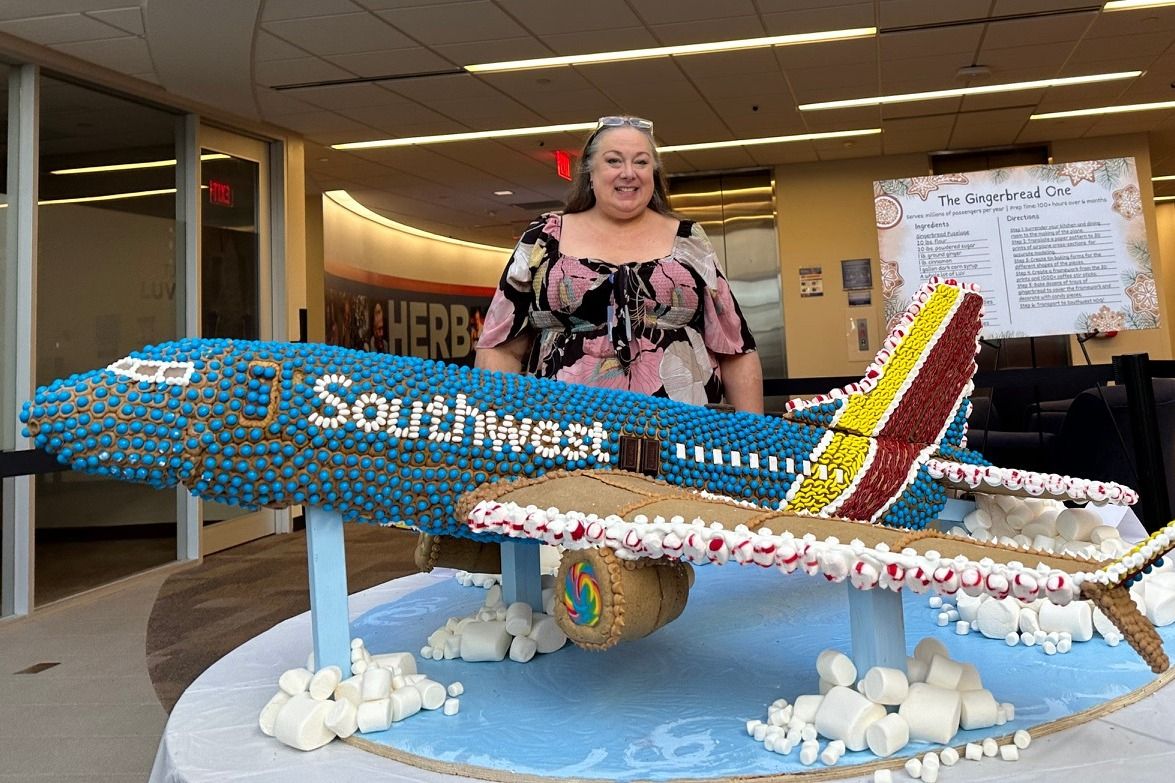 Gingerbread One: Southwest Airlines Staffer Puts 100 Hours Into Incredible Festive Airplane Treat