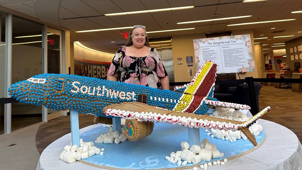 Gingerbread One: Southwest Airlines Staffer Puts 100 Hours Into Incredible Festive Airplane Treat