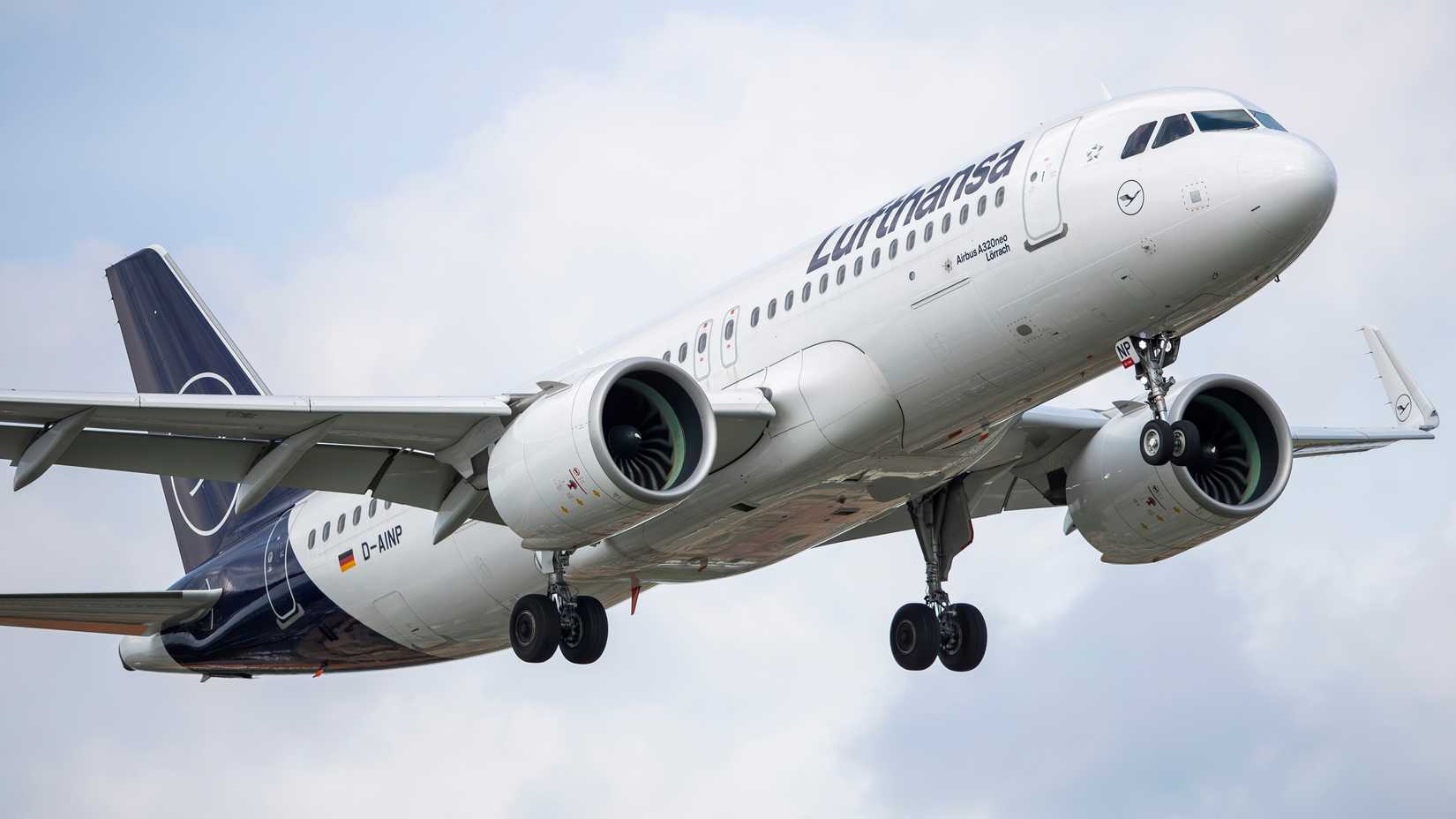 Lufthansa Airbus A320neo on final approach