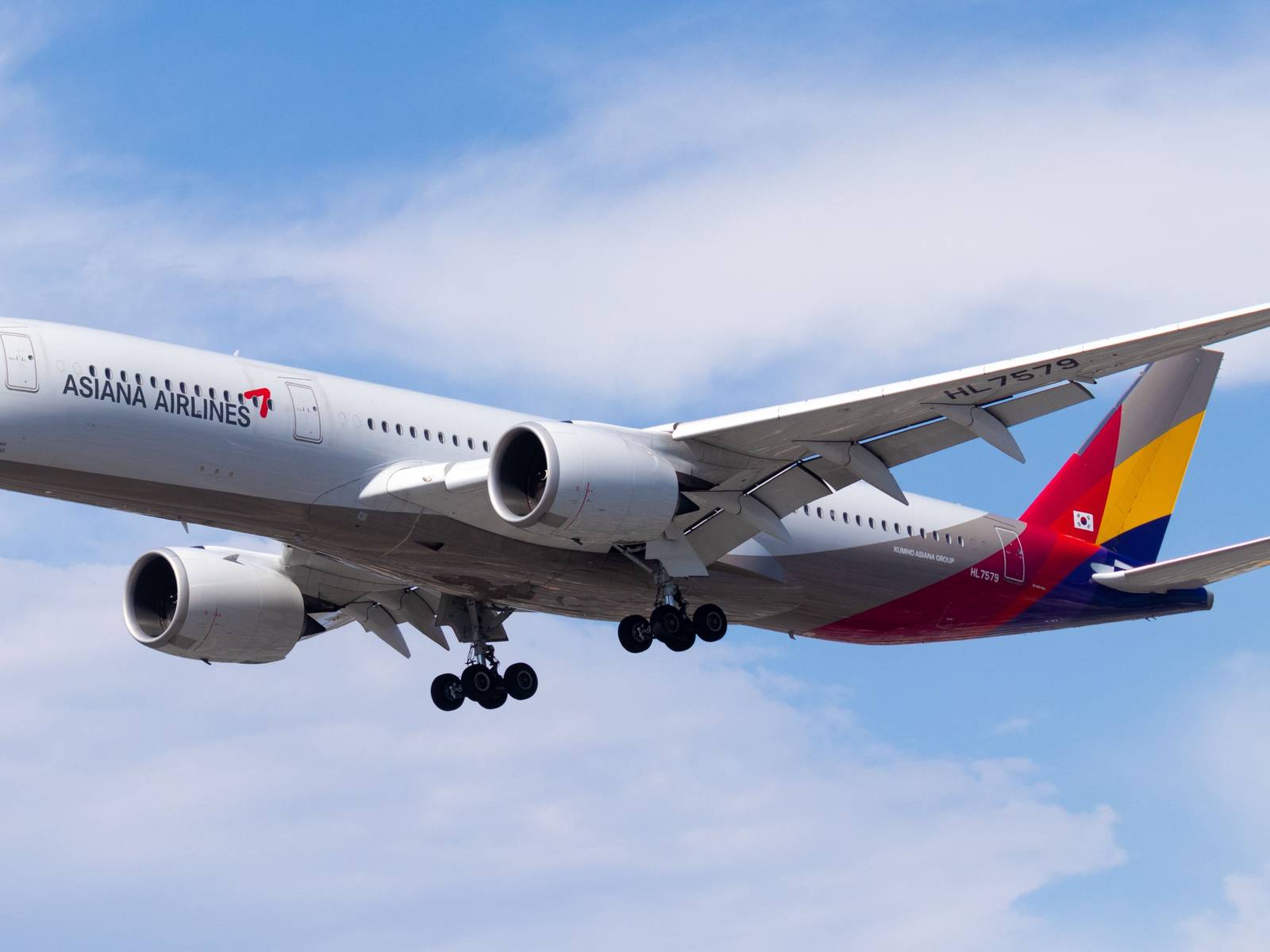 航空機・ヘリコプター Asiana Airlines Airbus A350-900 Asiana Airlines Airbus A350-900 Dips To 375 Feet On Approach 3