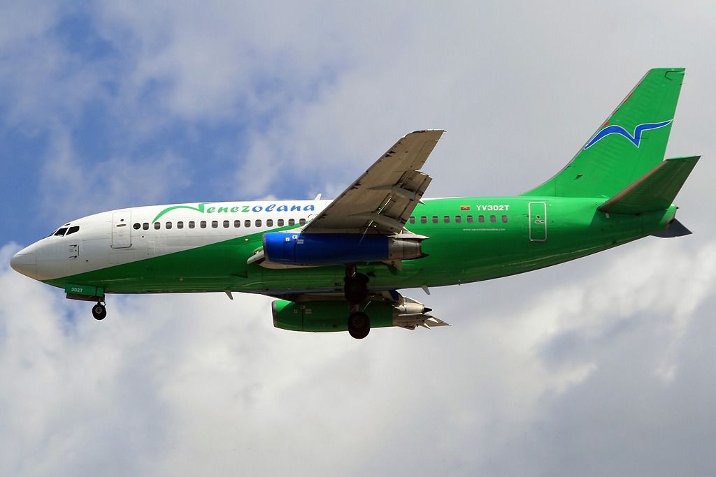 A Venezolana Boeing 737-200 flying.