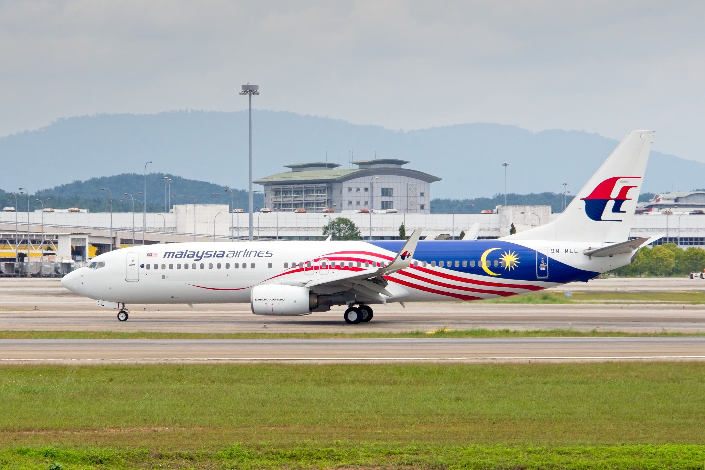 Malaysia Airlines & AirAsia Cancel Flights As Mount Ruang Volcano Erupts