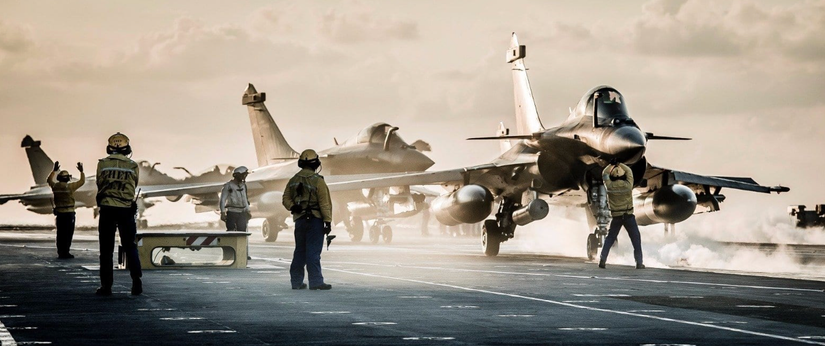 Vários caças Rafale da Marinha Francesa operando a partir de um porta-aviões.