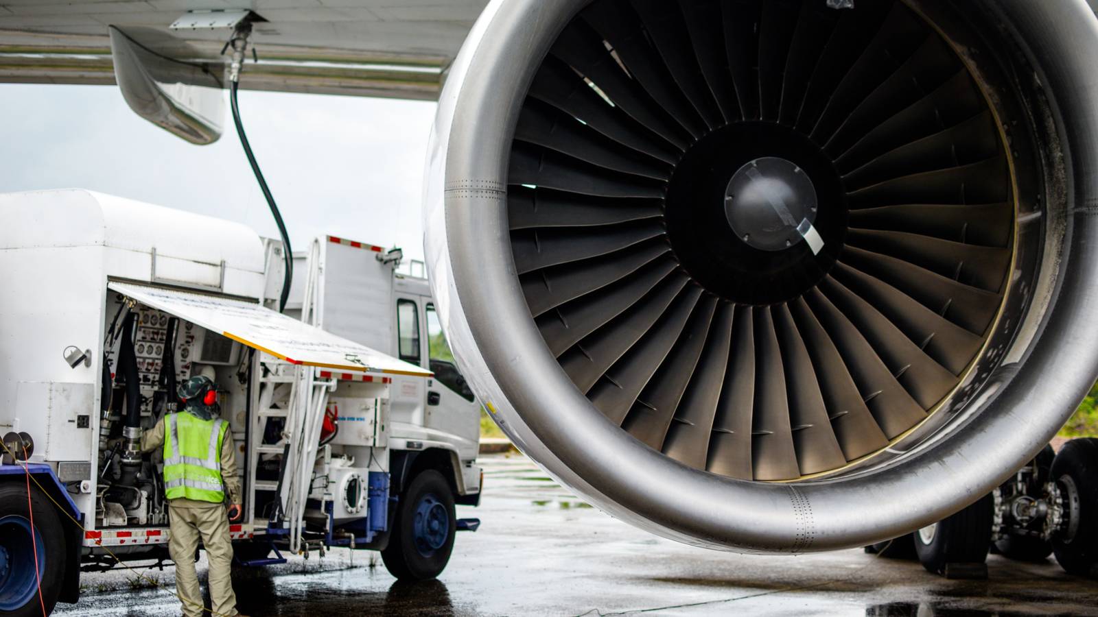 Why Do Aircraft Store Fuel In The Wings?
