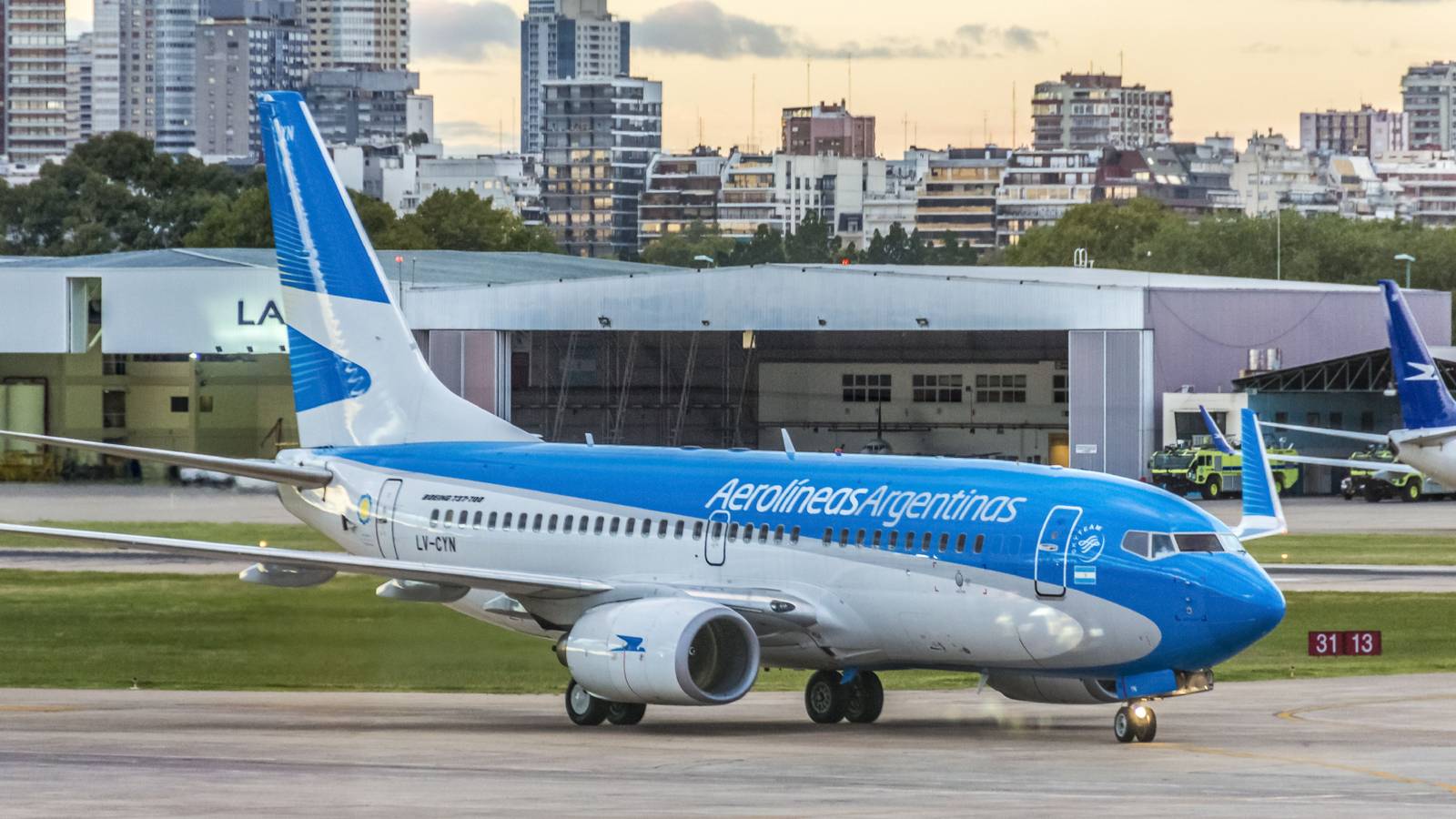 Extreme Winds Send Aerolineas Argentinas Boeing 737 Spinning In Buenos Aires