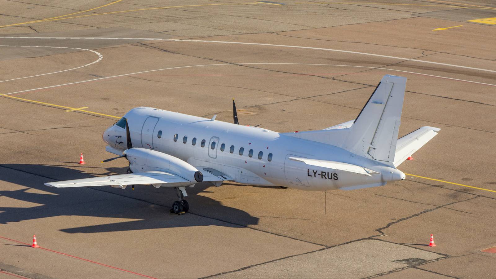 Lulutai Airlines Saab 340 Suffers Nose Gear Collapse & Hits Concrete Block