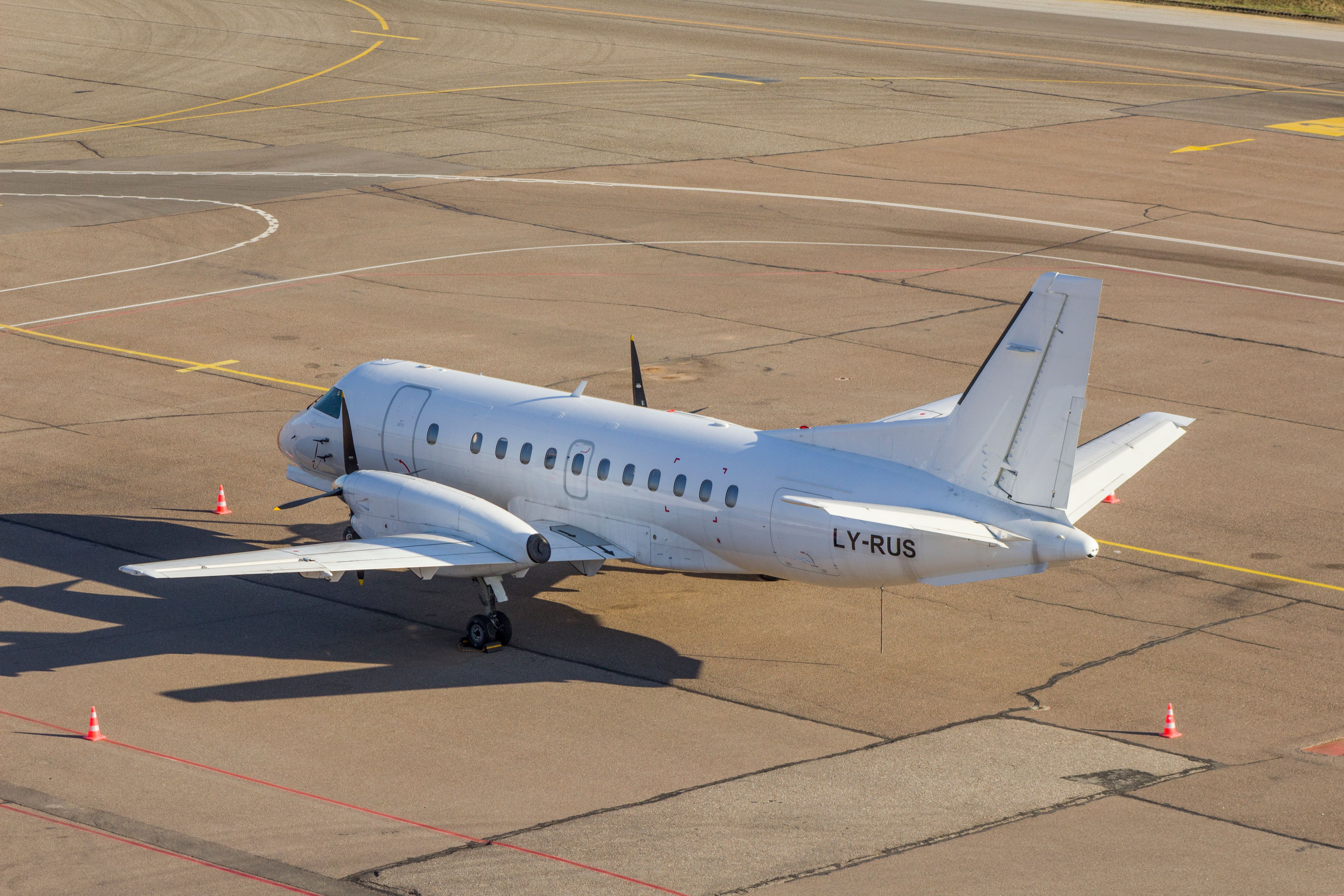Lulutai Airlines Saab 340 Suffers Nose Gear Collapse & Hits Concrete Block