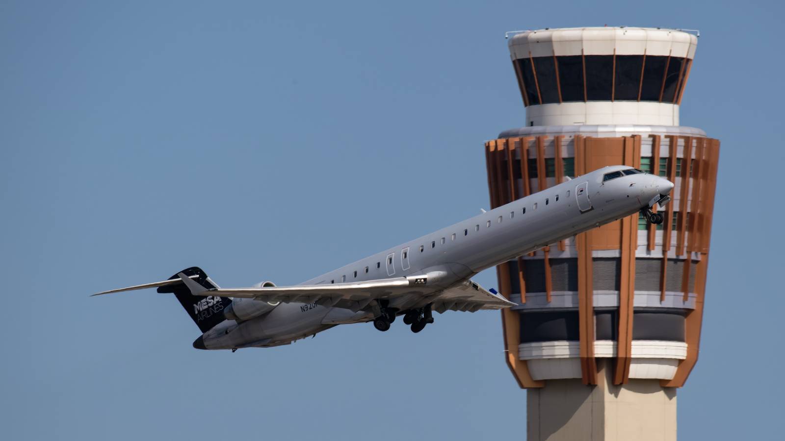 Mesa Airlines CRJ900 Returns To Houston Due To Cabin Pressurization Problem