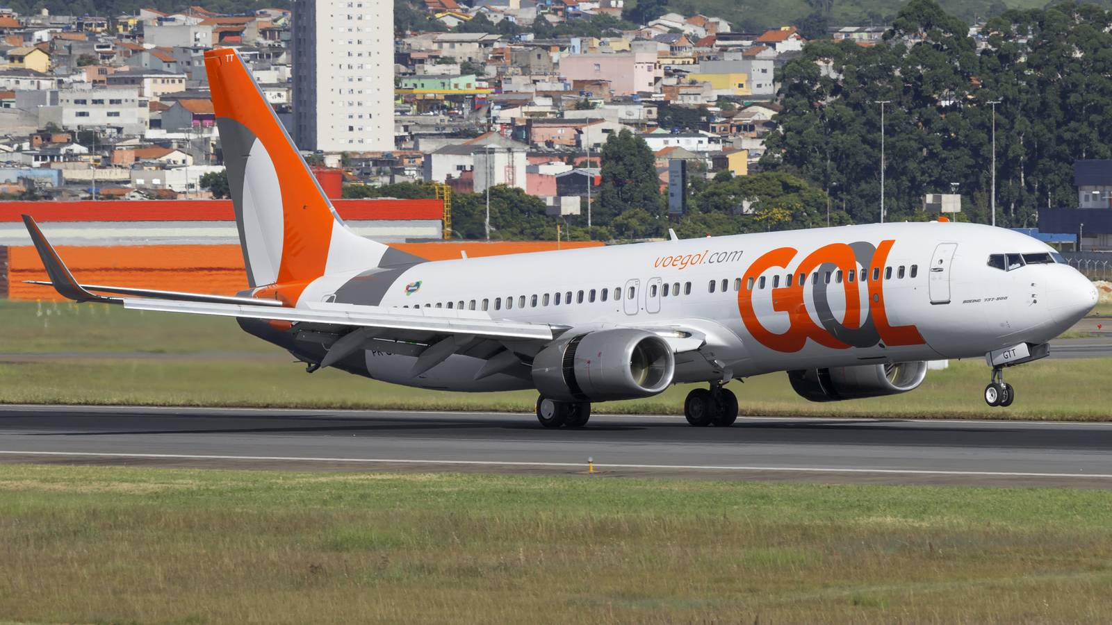 GOL Boeing 737 Sinks Into Taxiway At São Paulo–Congonhas Airport
